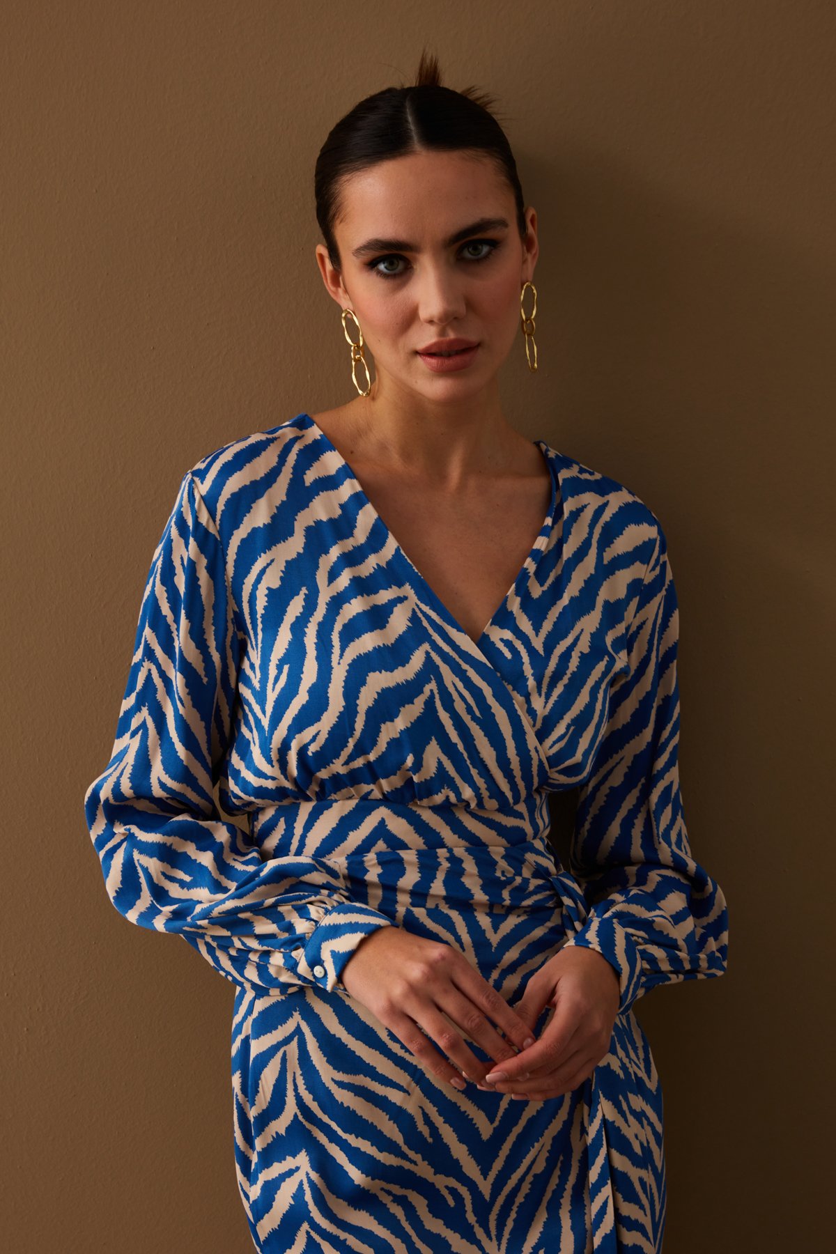 Kruvaze Zebra Desenli Saten Bluz - MAVİ