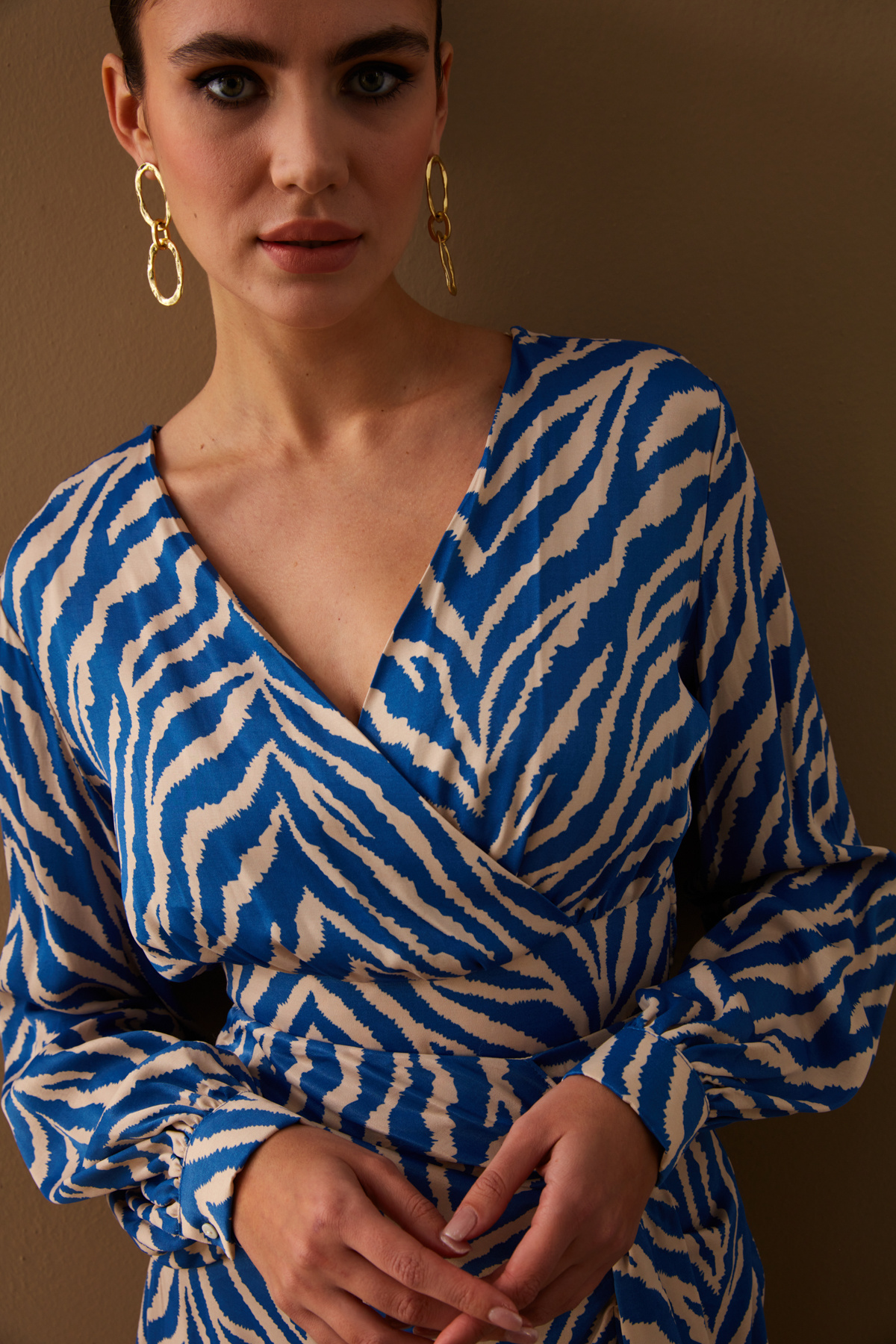 Kruvaze Zebra Desenli Saten Bluz - MAVİ