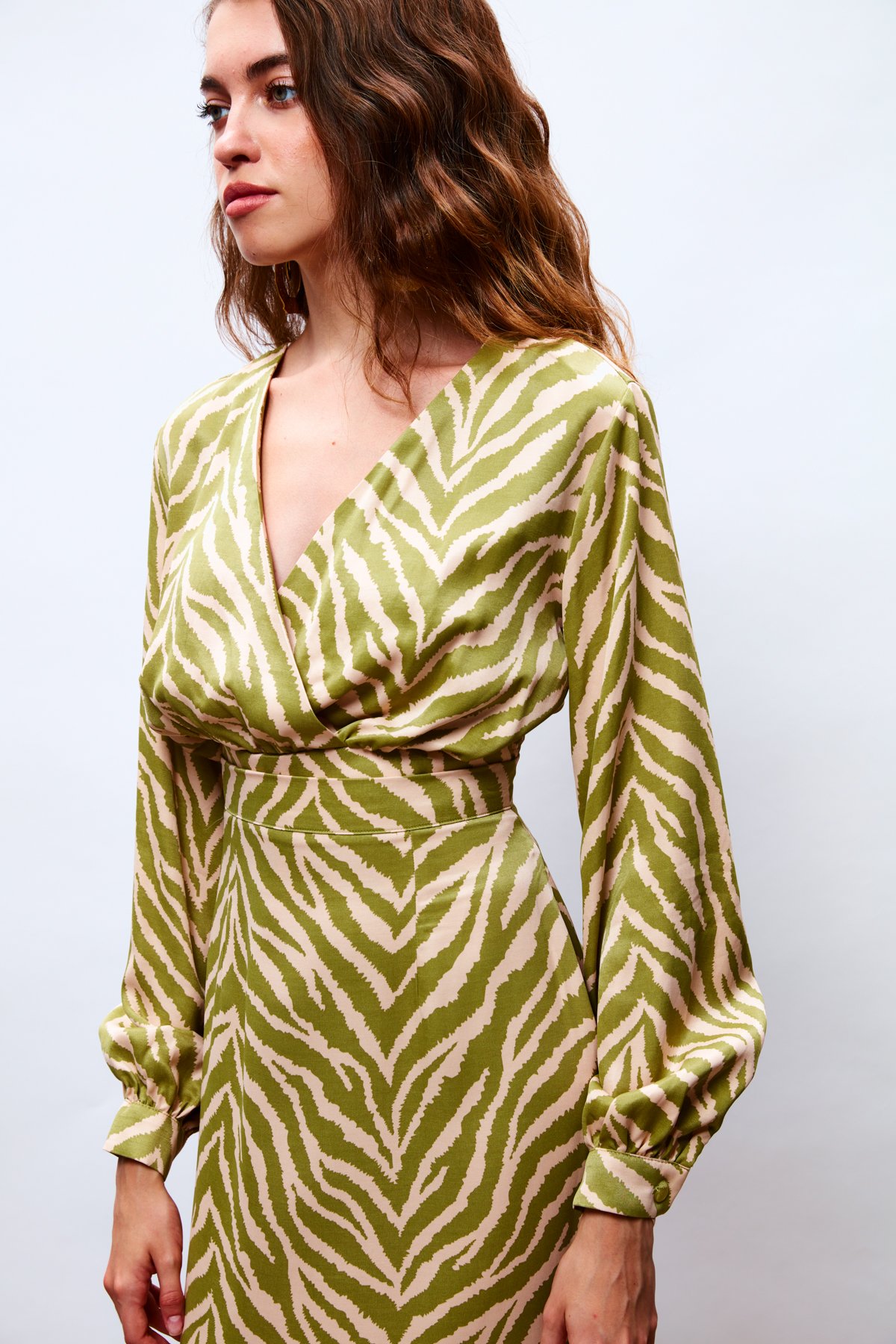 Kruvaze Zebra Desenli Saten Bluz - YAĞ YEŞİLİ