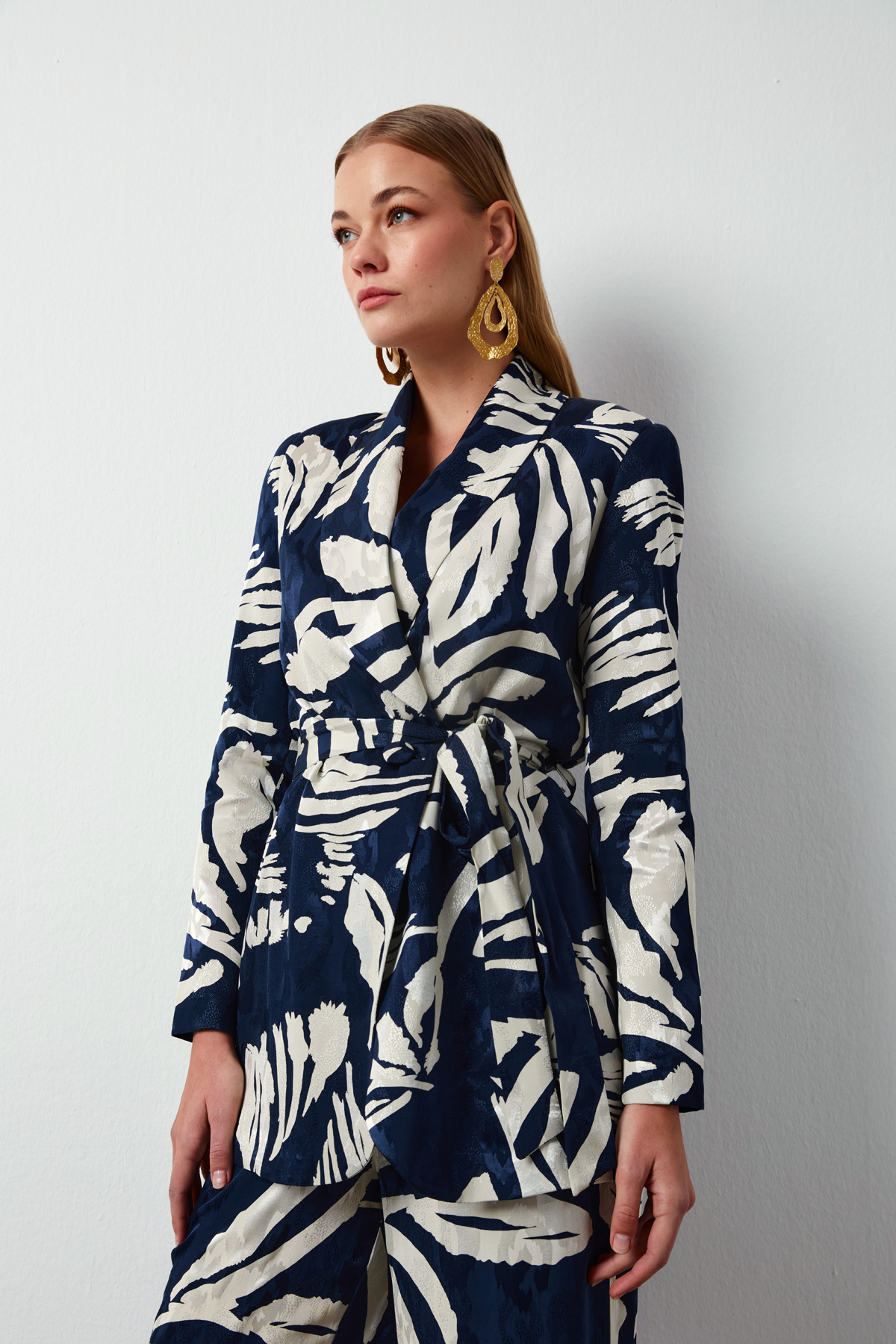 Kuşaklı Çiçek Desenli Saten Ceket - LACİVERT