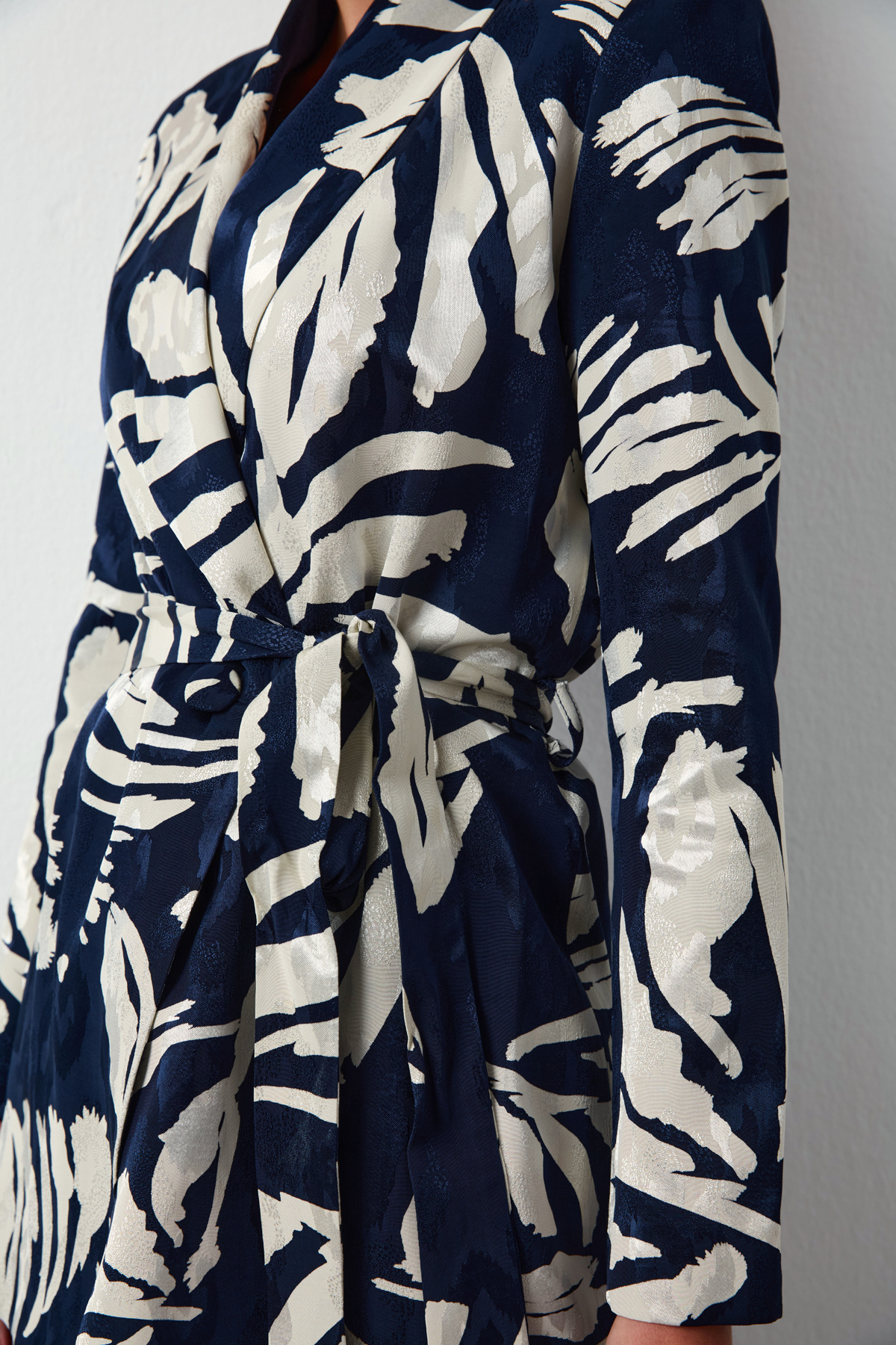 Kuşaklı Çiçek Desenli Saten Ceket - LACİVERT