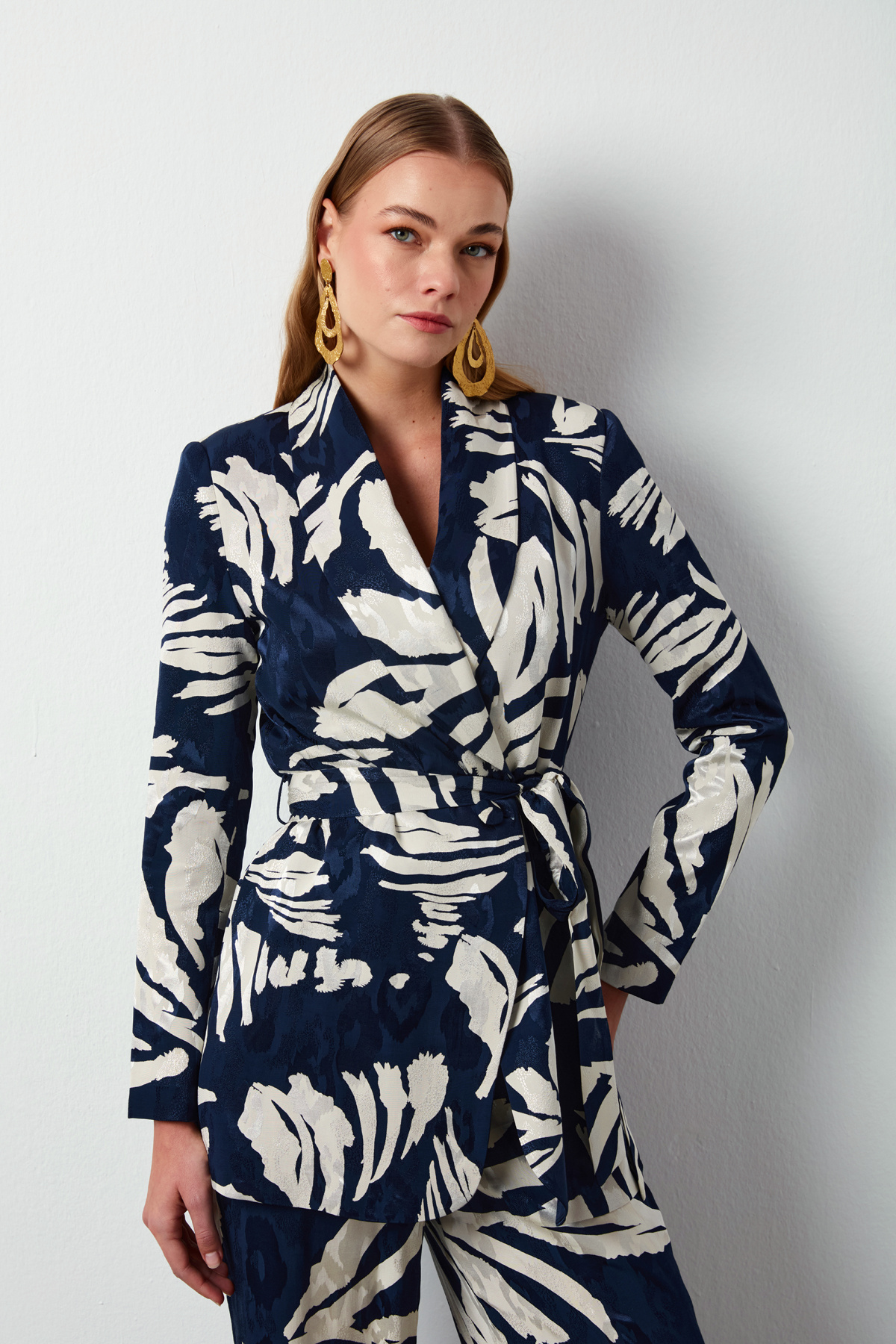 Kuşaklı Çiçek Desenli Saten Ceket - LACİVERT