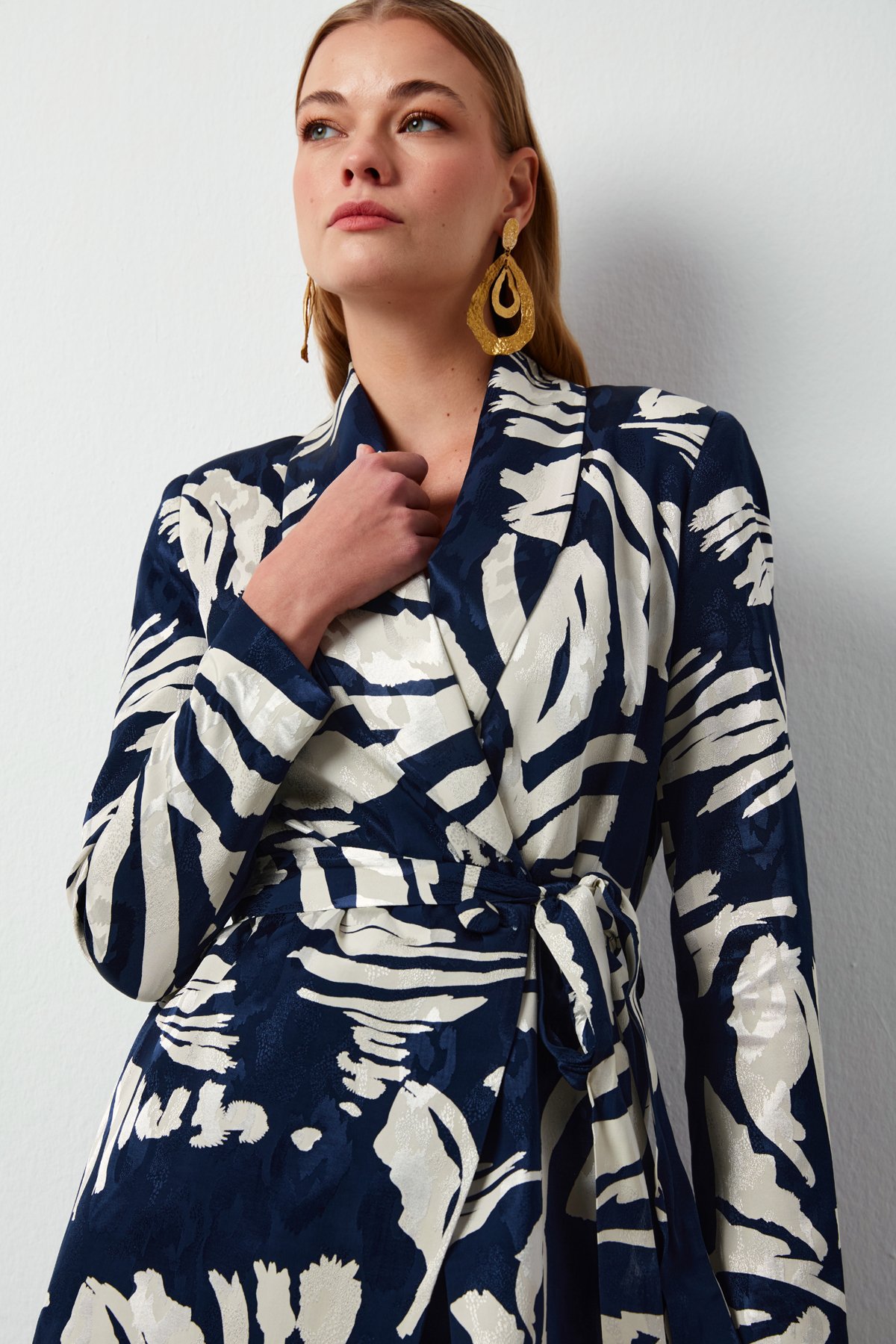 Kuşaklı Çiçek Desenli Saten Ceket - LACİVERT