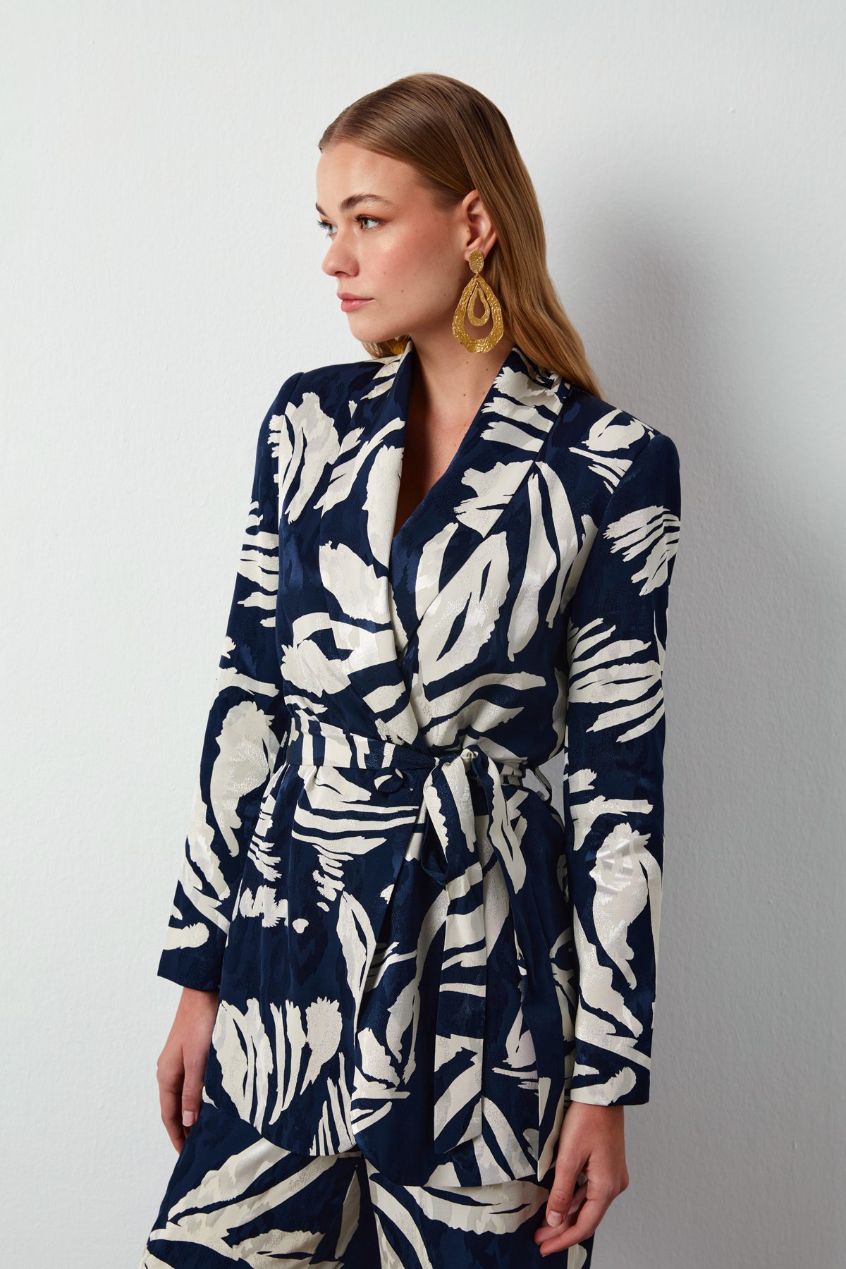 Kuşaklı Çiçek Desenli Saten Ceket - LACİVERT