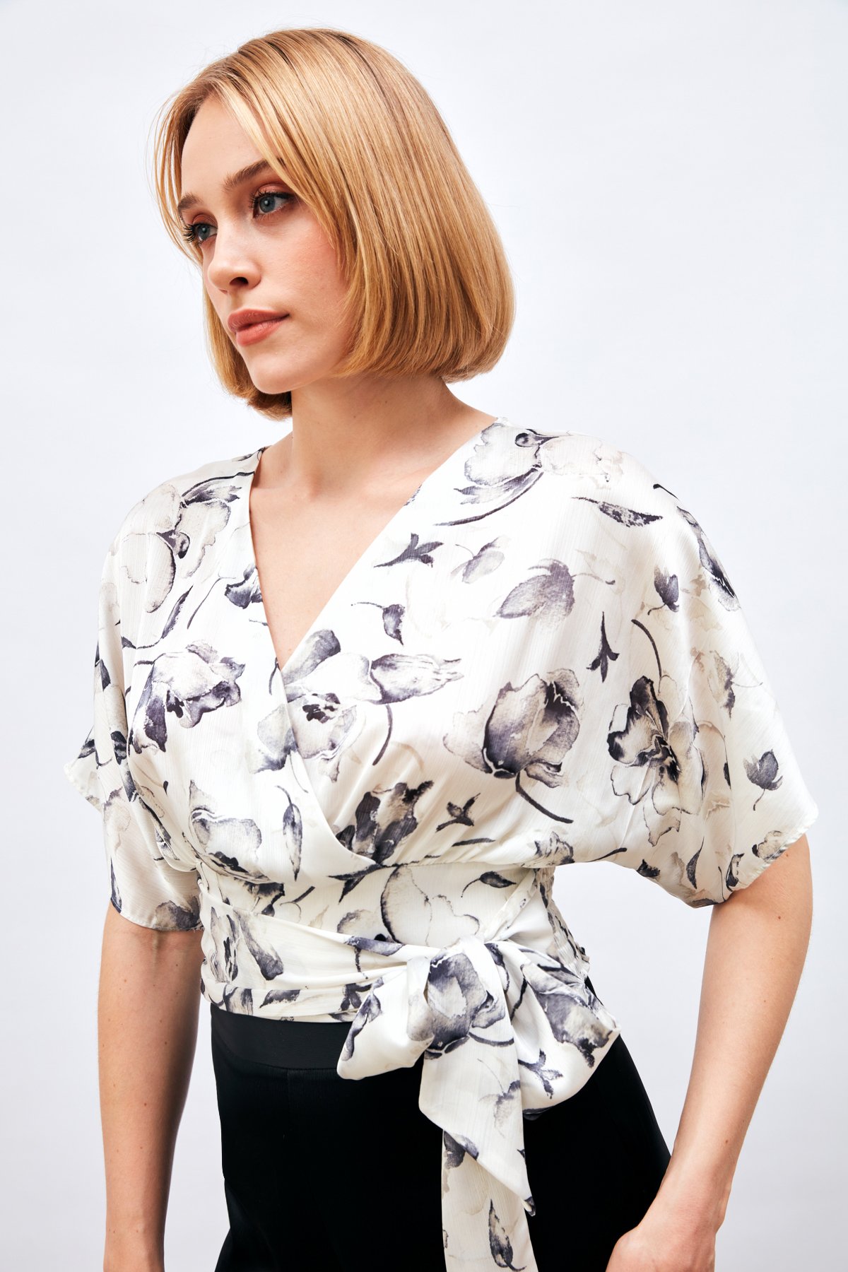 Kuşaklı Desenli Kruvaze Bluz - SİYAH