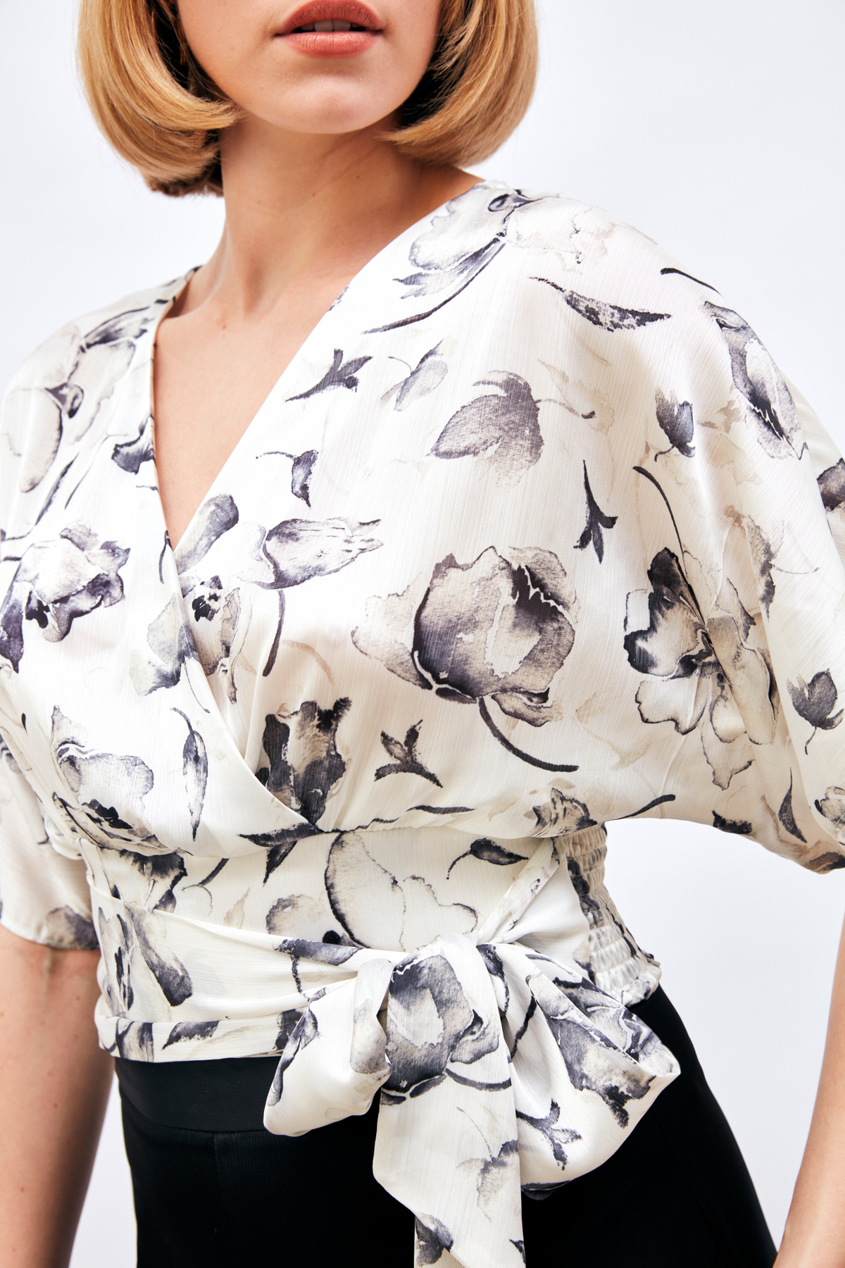 Kuşaklı Desenli Kruvaze Bluz - SİYAH