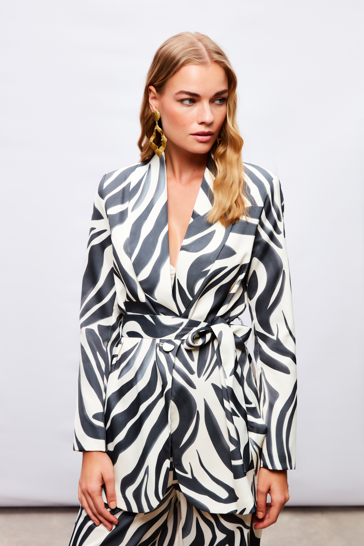 Kuşaklı Desenli Saten Ceket - SİYAH