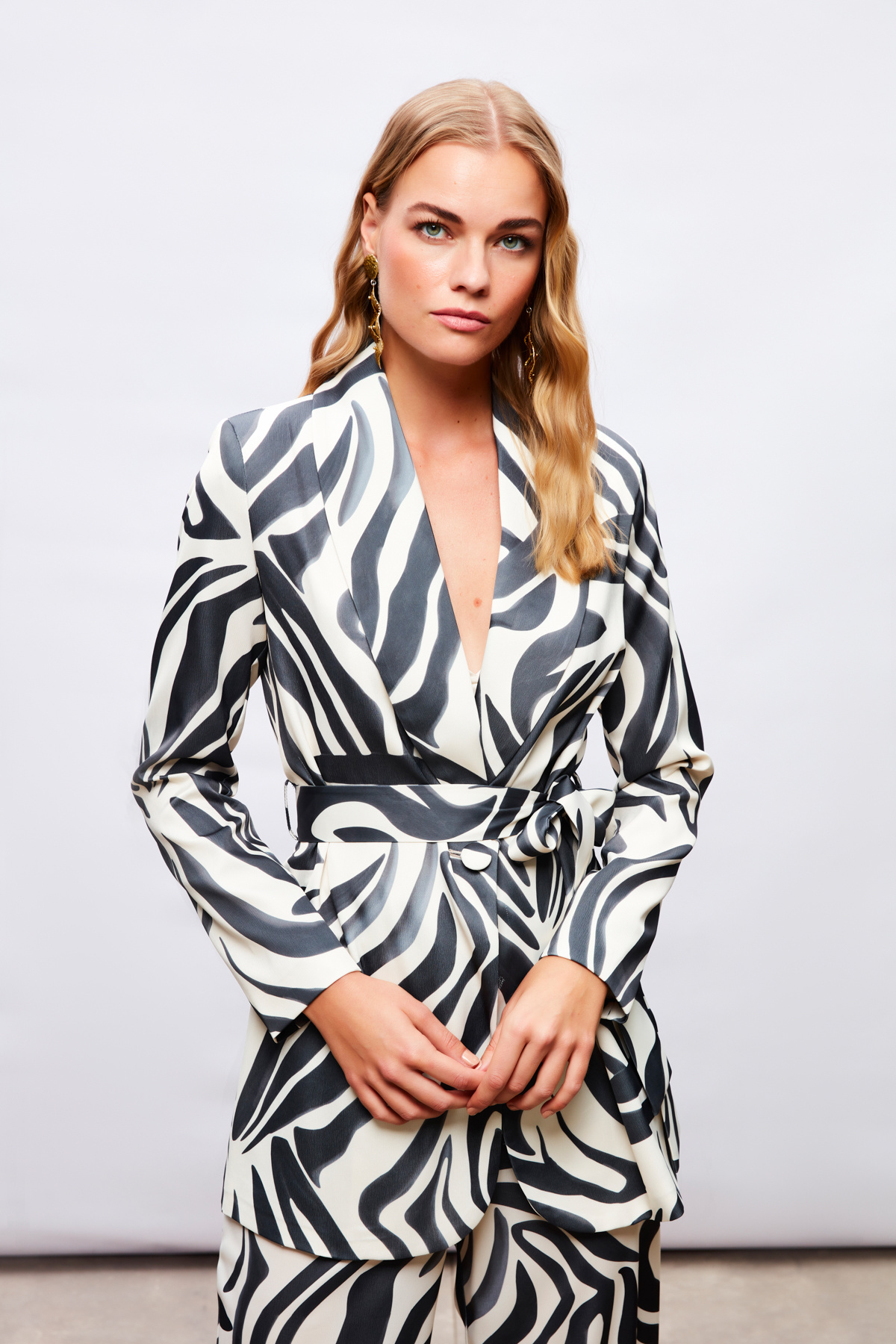 Kuşaklı Desenli Saten Ceket - SİYAH