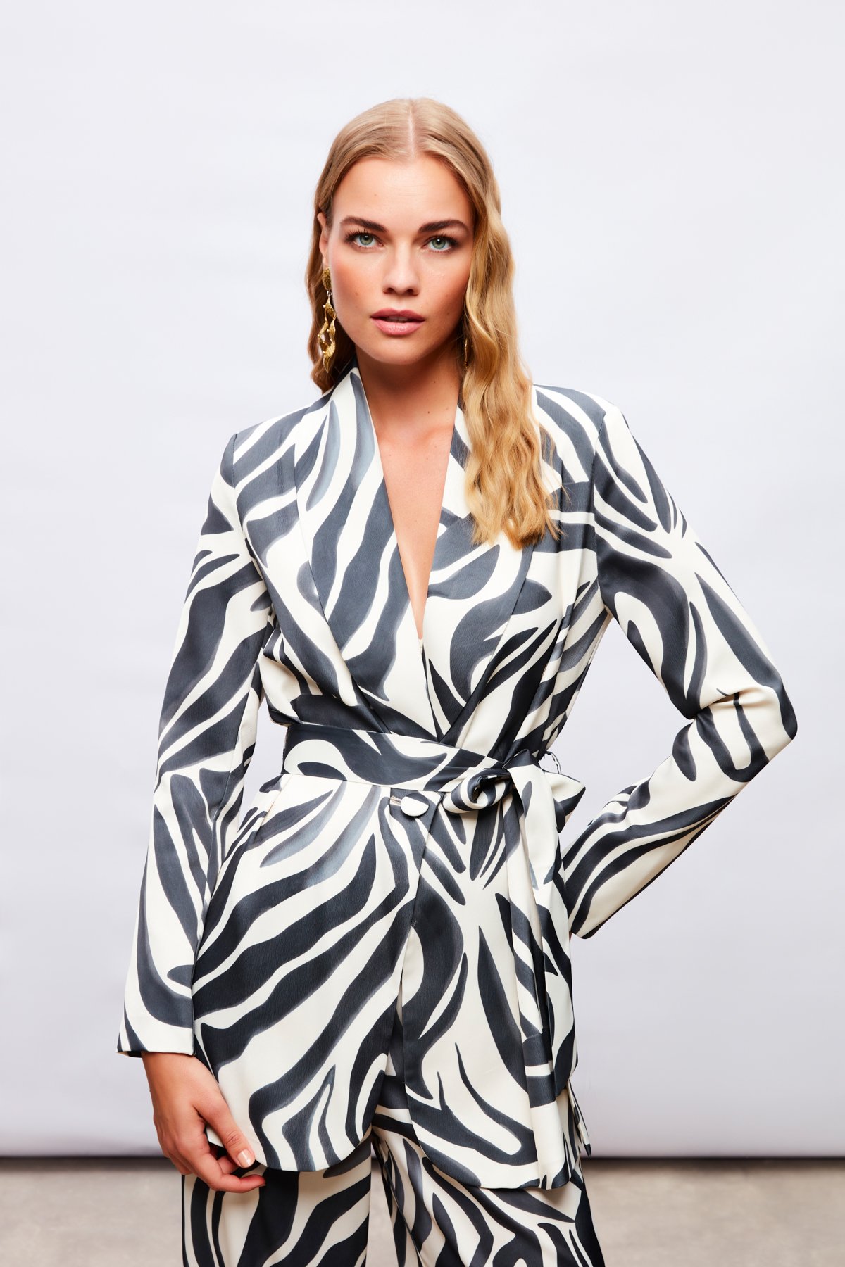 Kuşaklı Desenli Saten Ceket - SİYAH