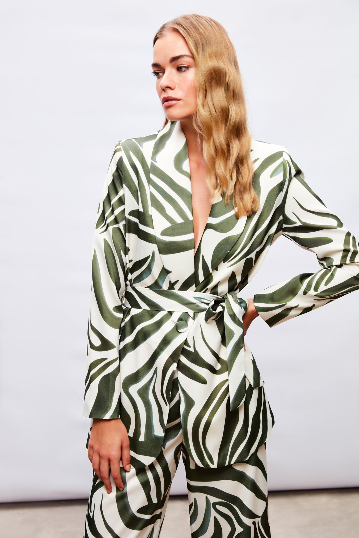 Kuşaklı Desenli Saten Ceket - YEŞİL