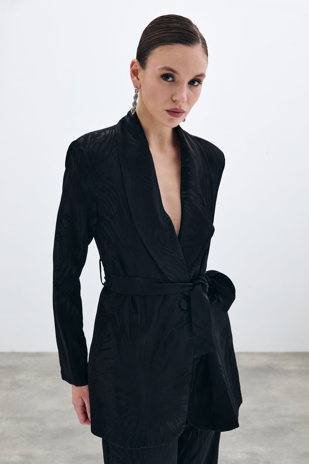 Kuşaklı Desenli Uzun Ceket - Siyah