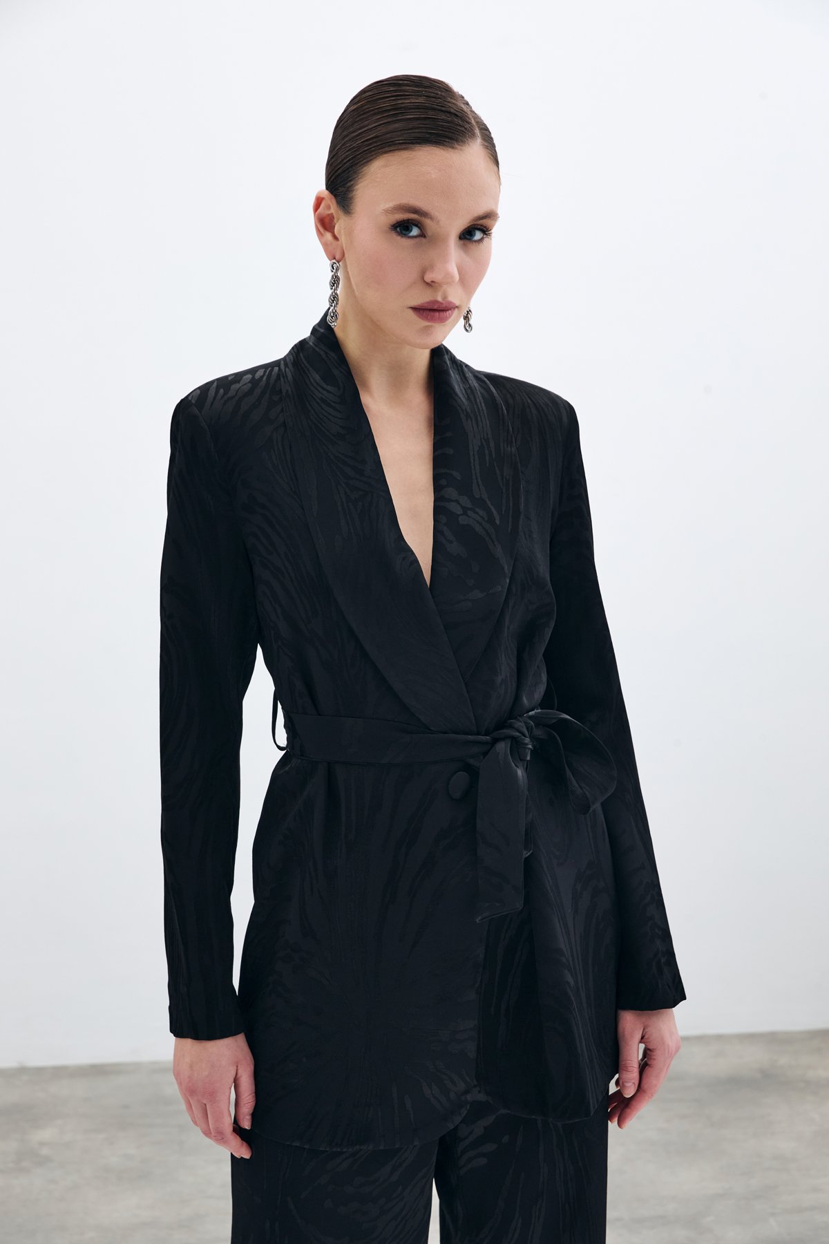 Kuşaklı Desenli Uzun Ceket - Siyah