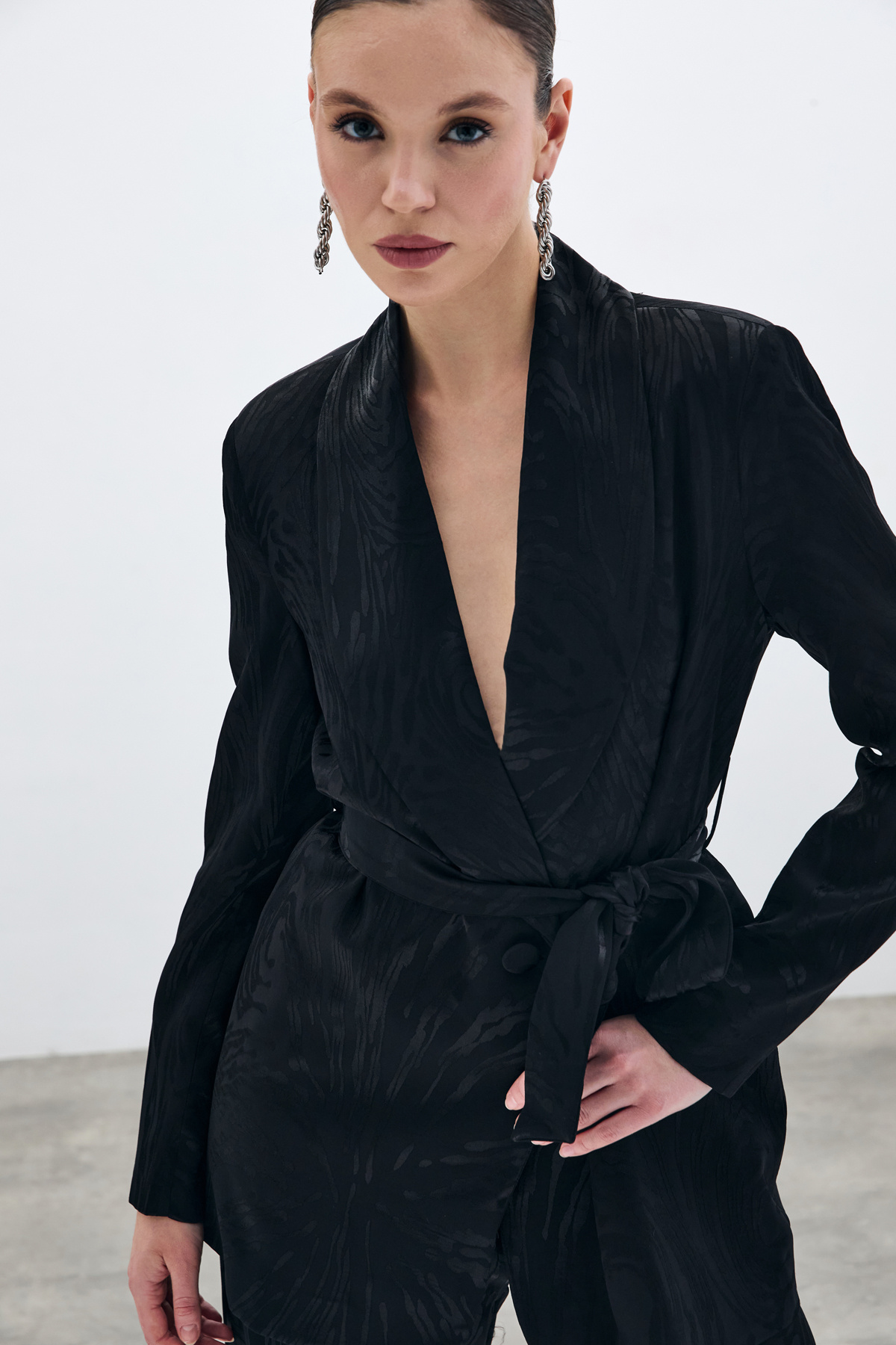 Kuşaklı Desenli Uzun Ceket - Siyah