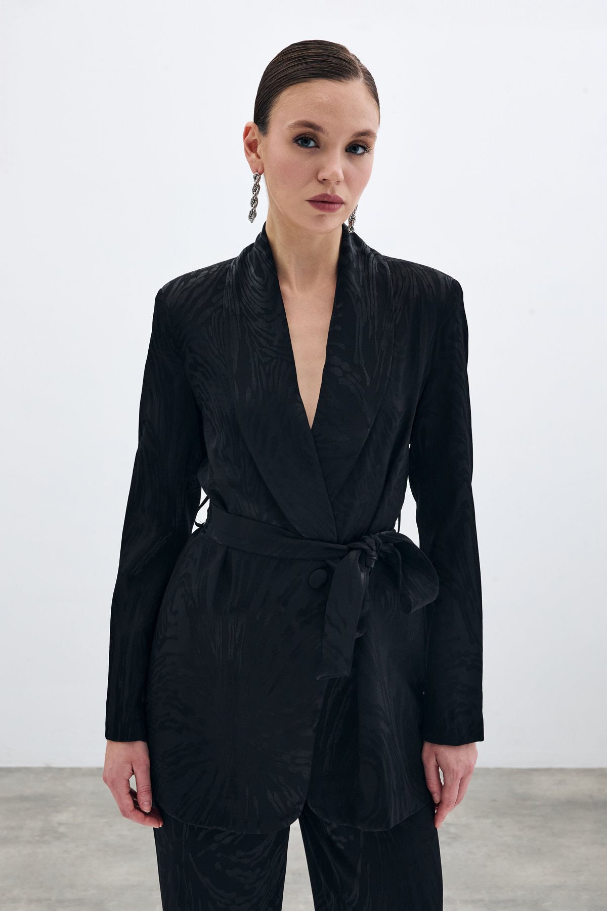 Kuşaklı Desenli Uzun Ceket - Siyah