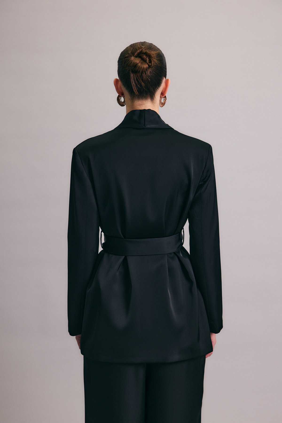 Kuşaklı Saten Ceket - Siyah