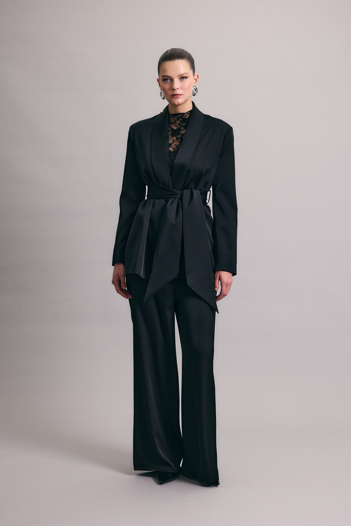 Kuşaklı Saten Ceket - Siyah