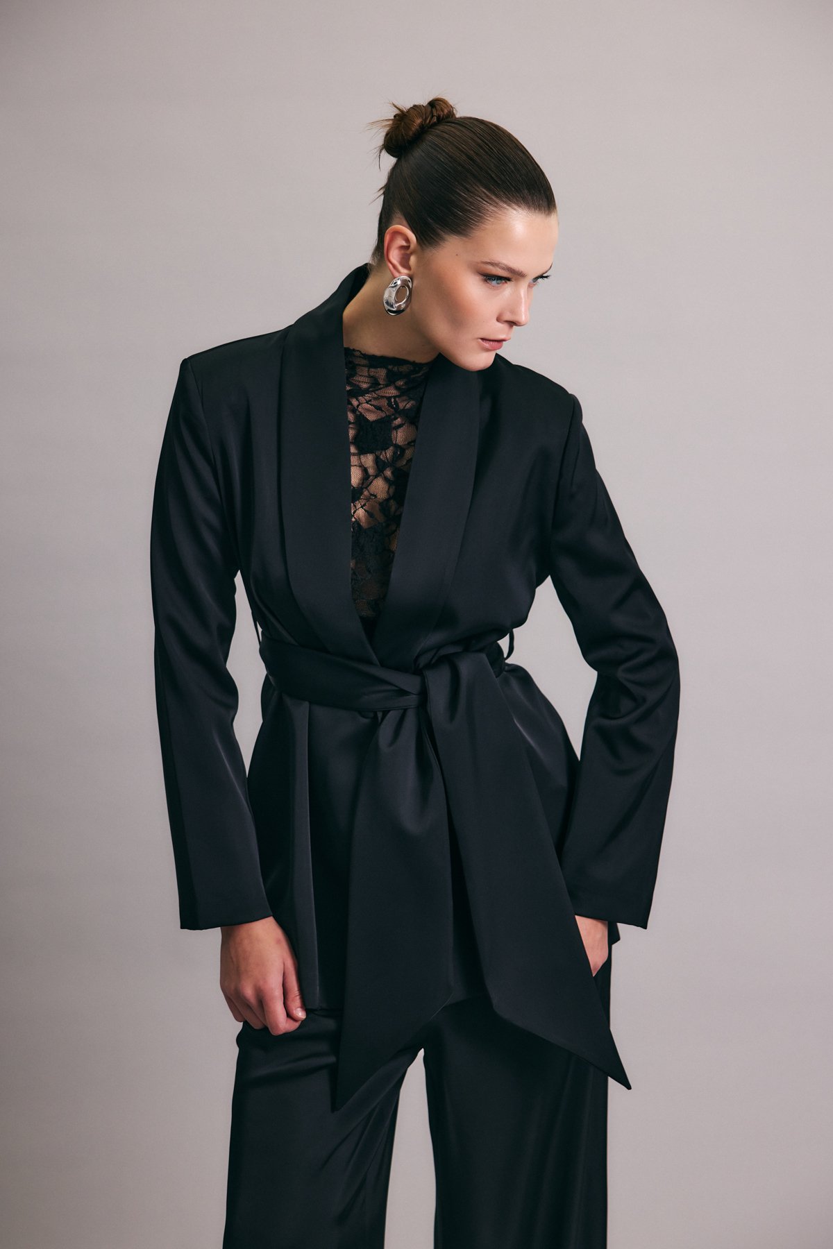 Kuşaklı Saten Ceket - Siyah