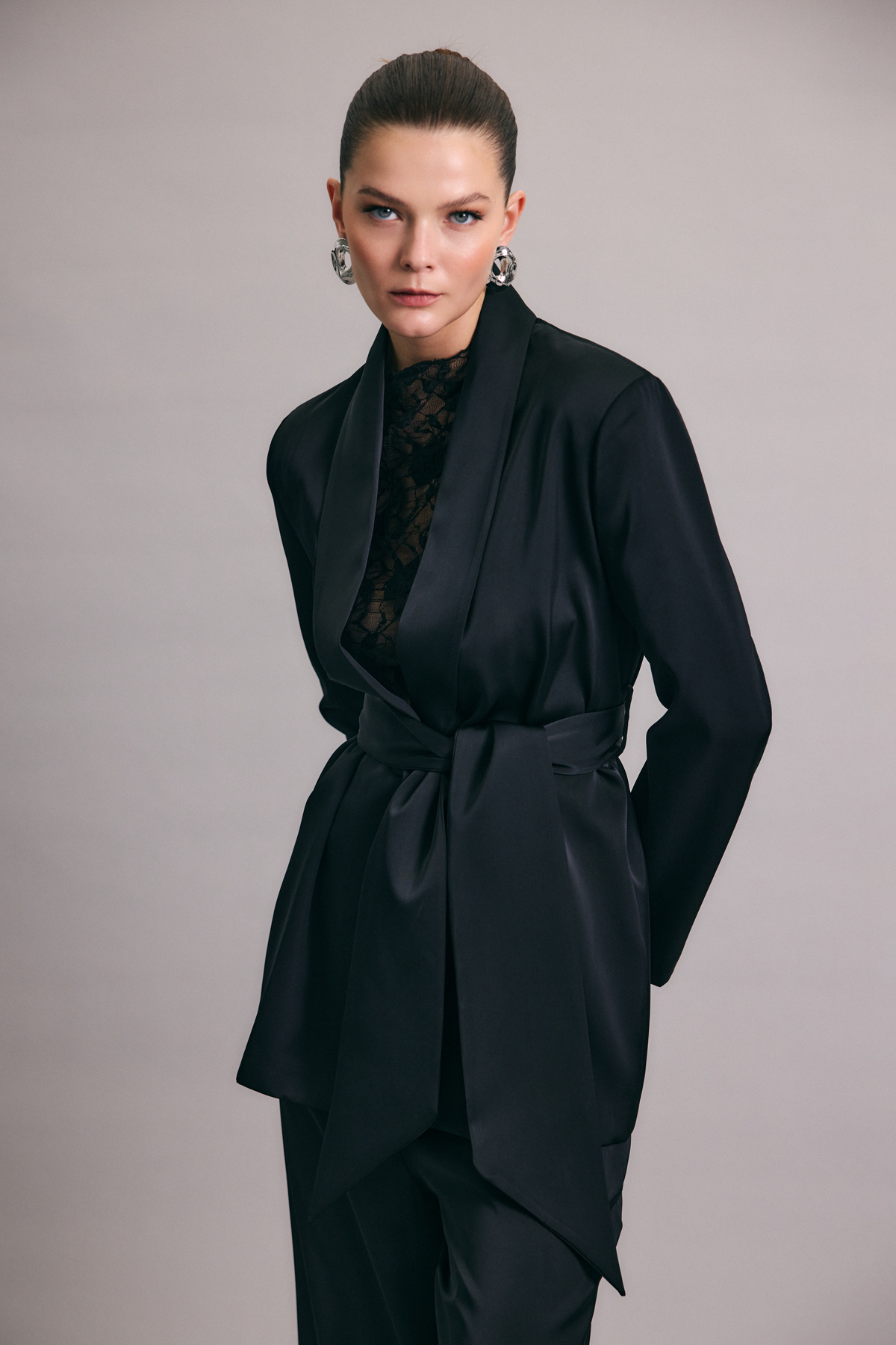 Kuşaklı Saten Ceket - Siyah