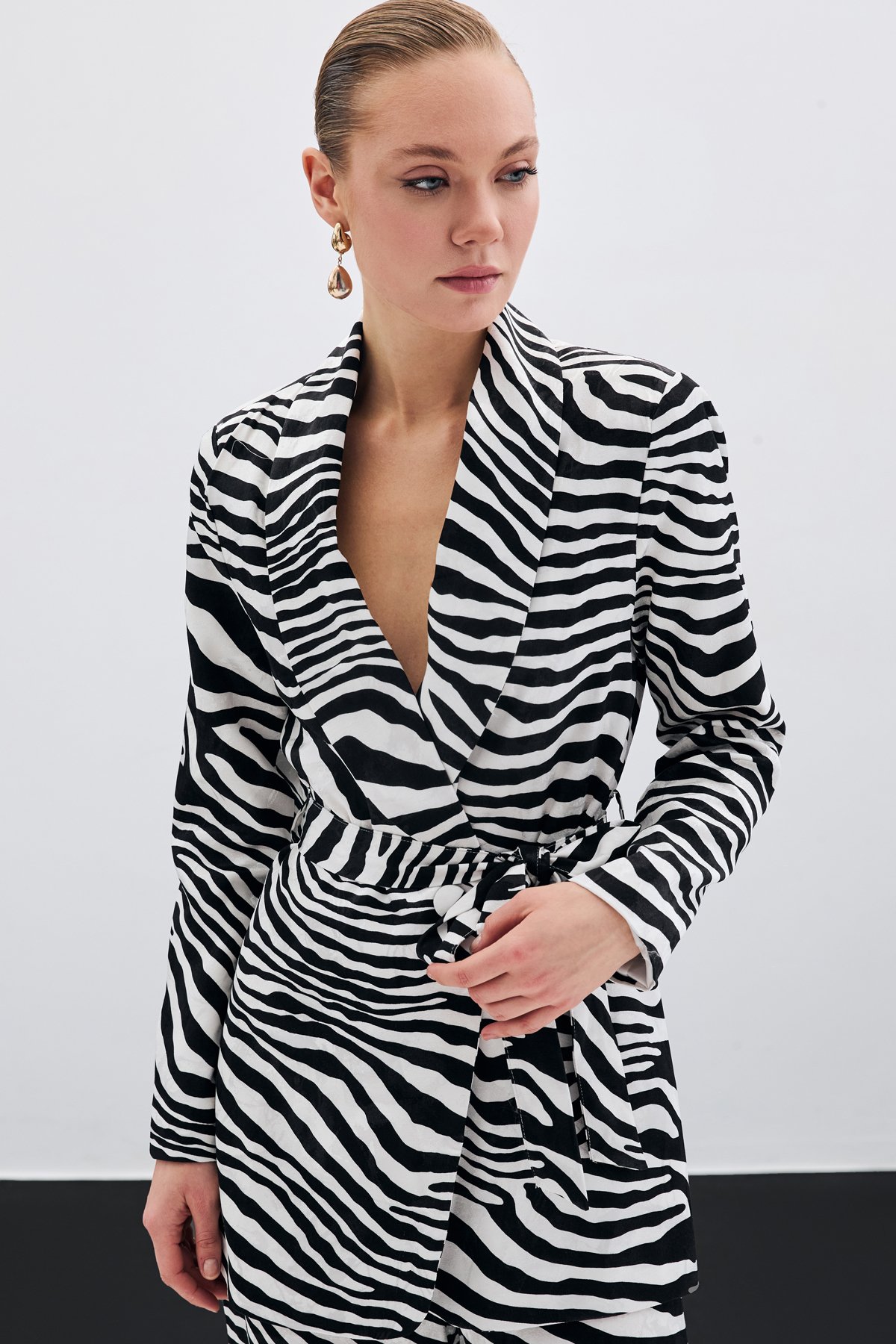 Kuşaklı Zebra Ceket - Siyah