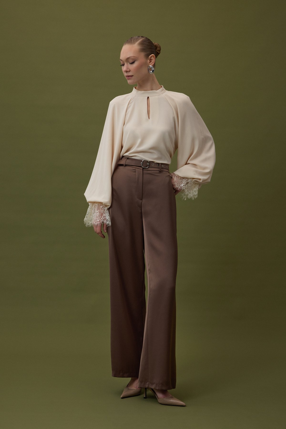 Lisa Kemer Detaylı Saten Pantolon - Kahve