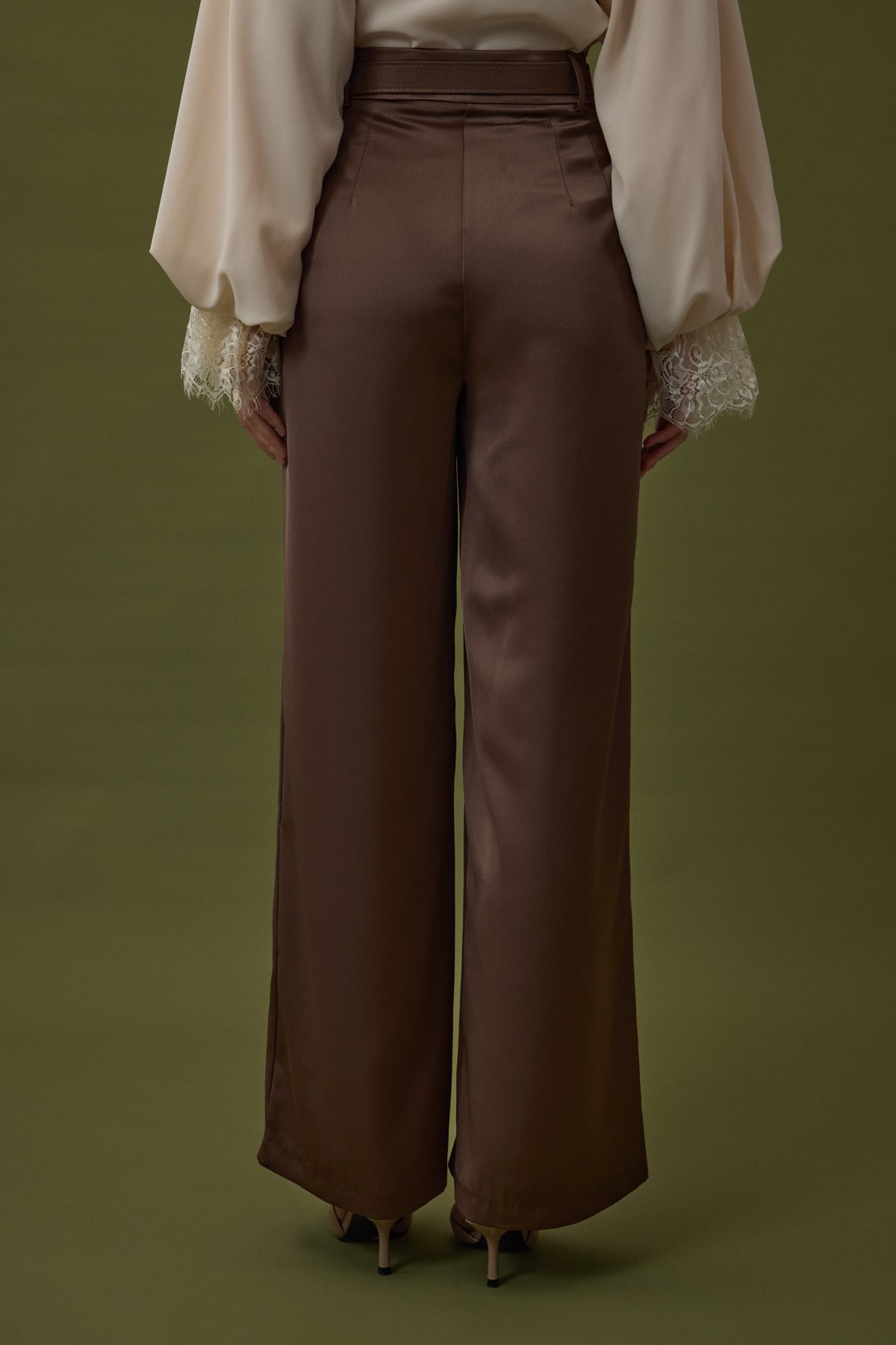 Lisa Kemer Detaylı Saten Pantolon - Kahve