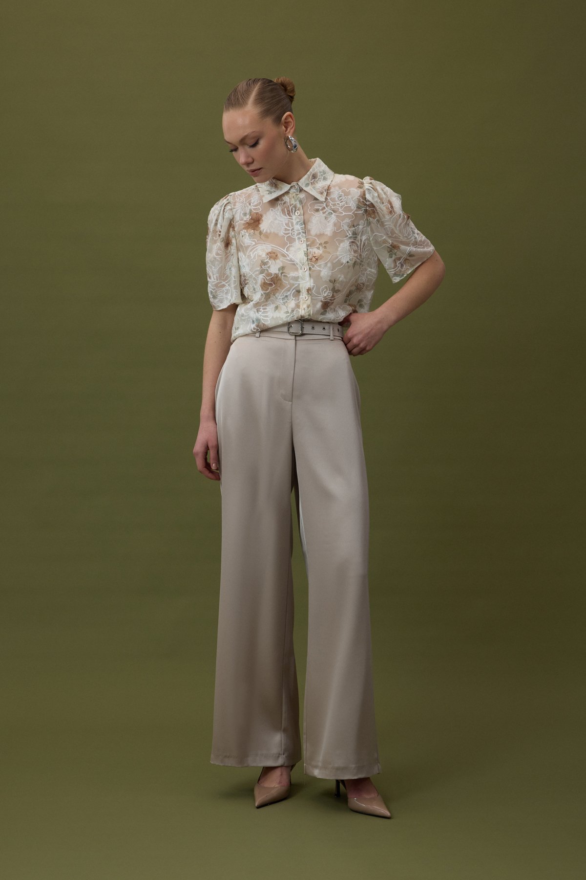 Lisa Kemer Detaylı Saten Pantolon - Taş