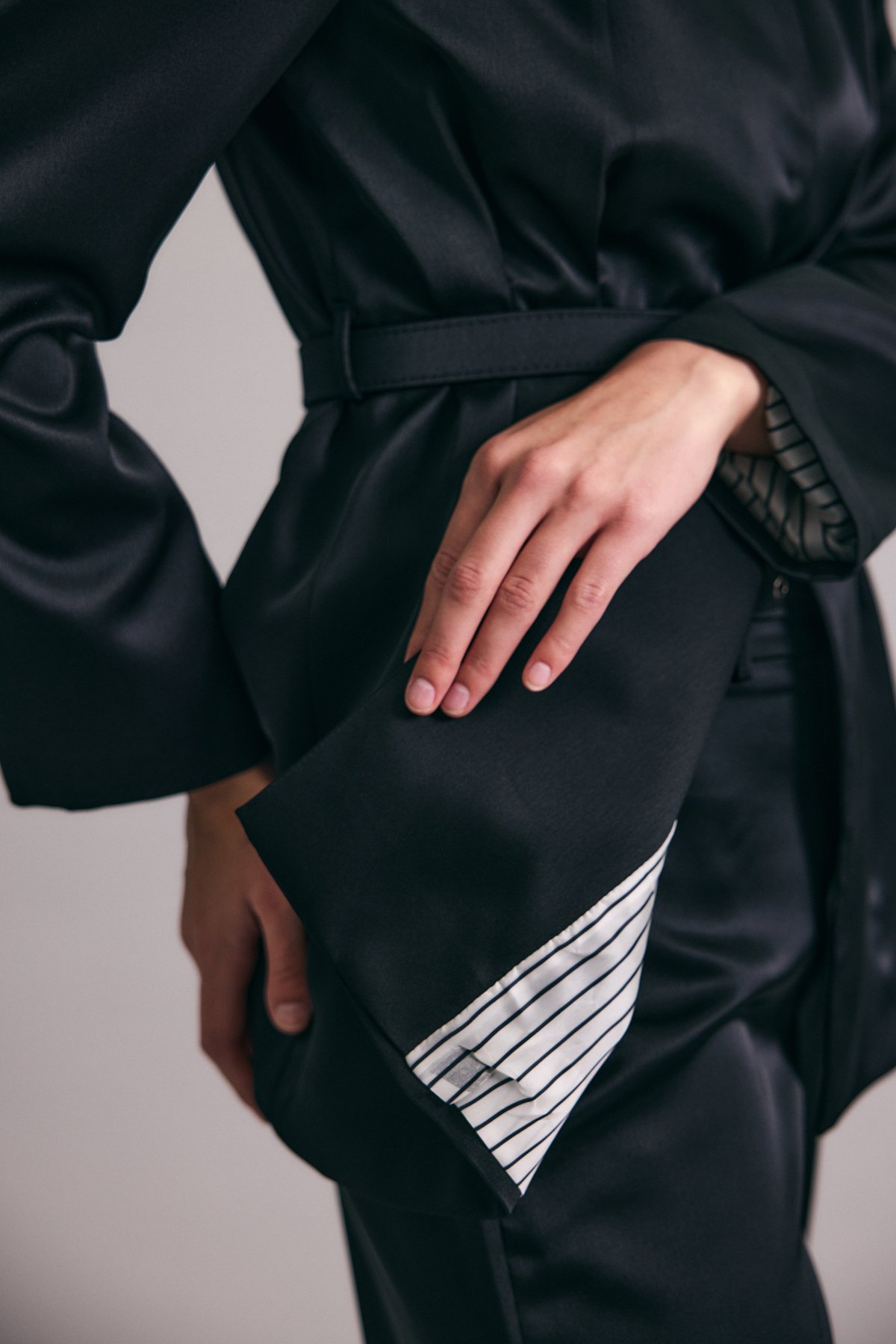 Lisa Kemerli Saten Ceket - Siyah