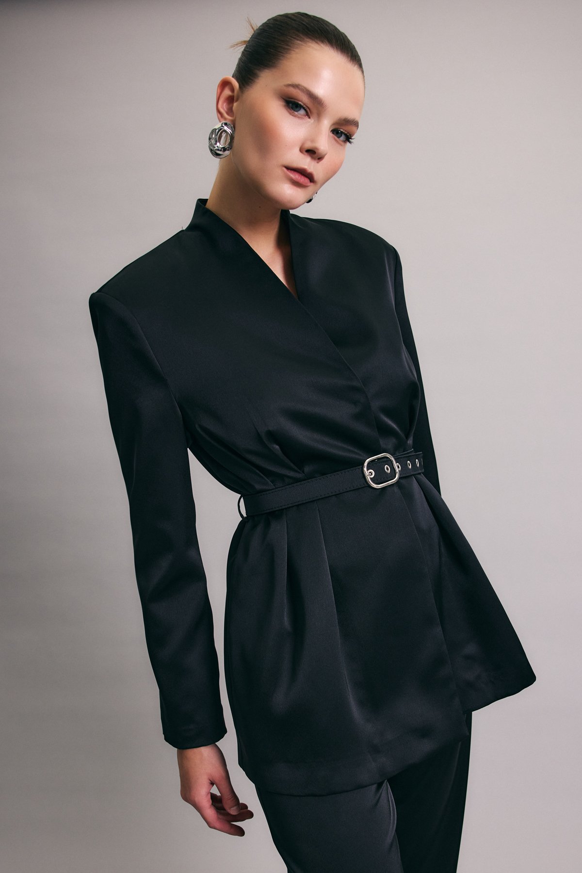 Lisa Kemerli Saten Ceket - Siyah