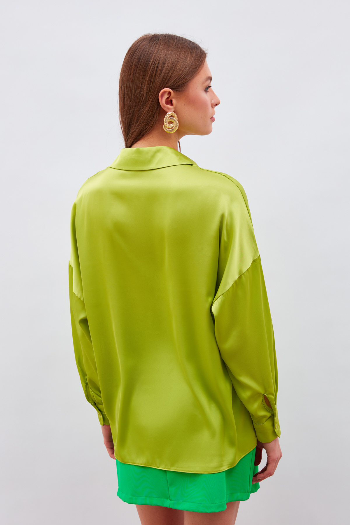 Manşetleri Zincir Aksesuarlı Saten Gömlek - YAĞ YEŞİLİ