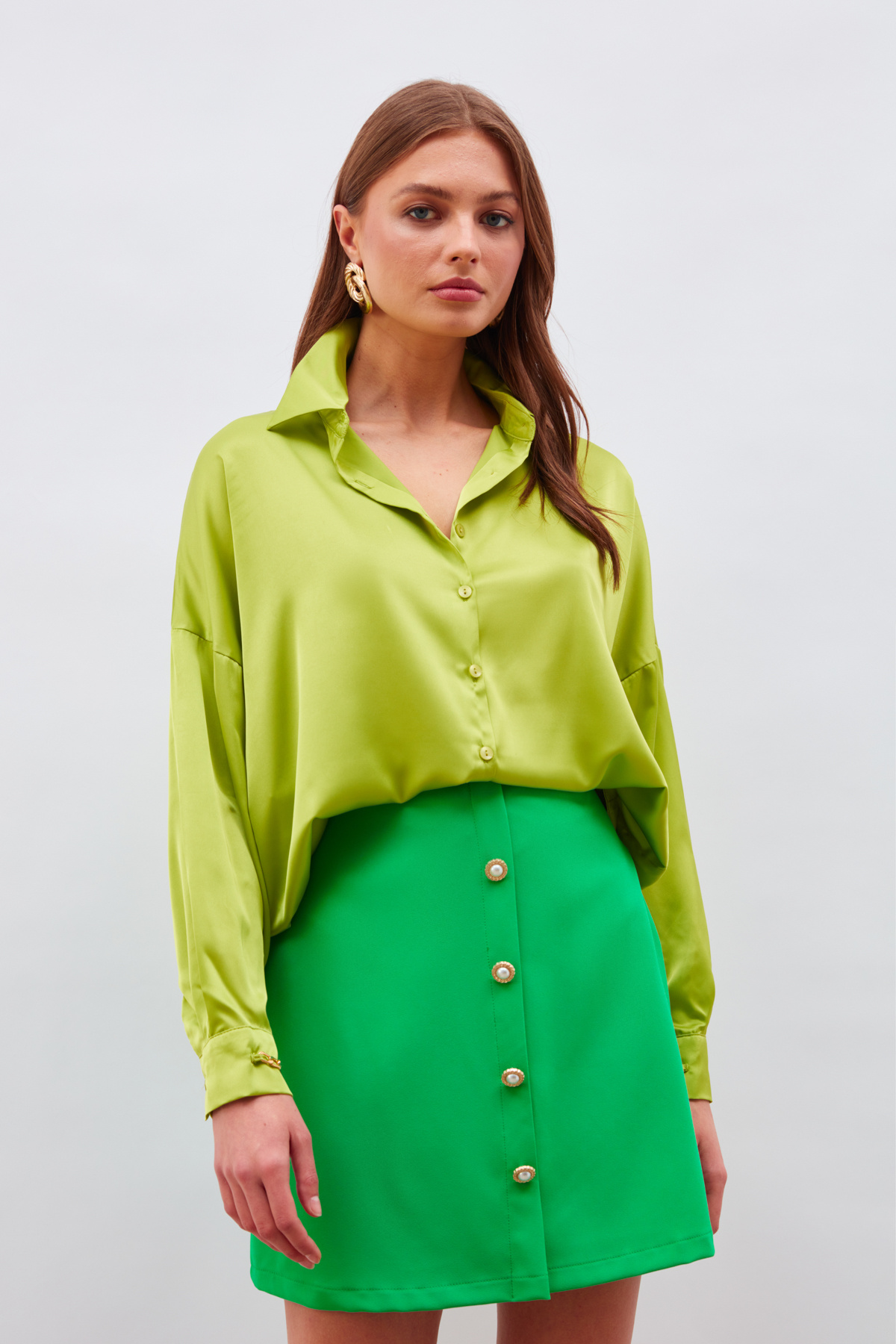 Manşetleri Zincir Aksesuarlı Saten Gömlek - YAĞ YEŞİLİ