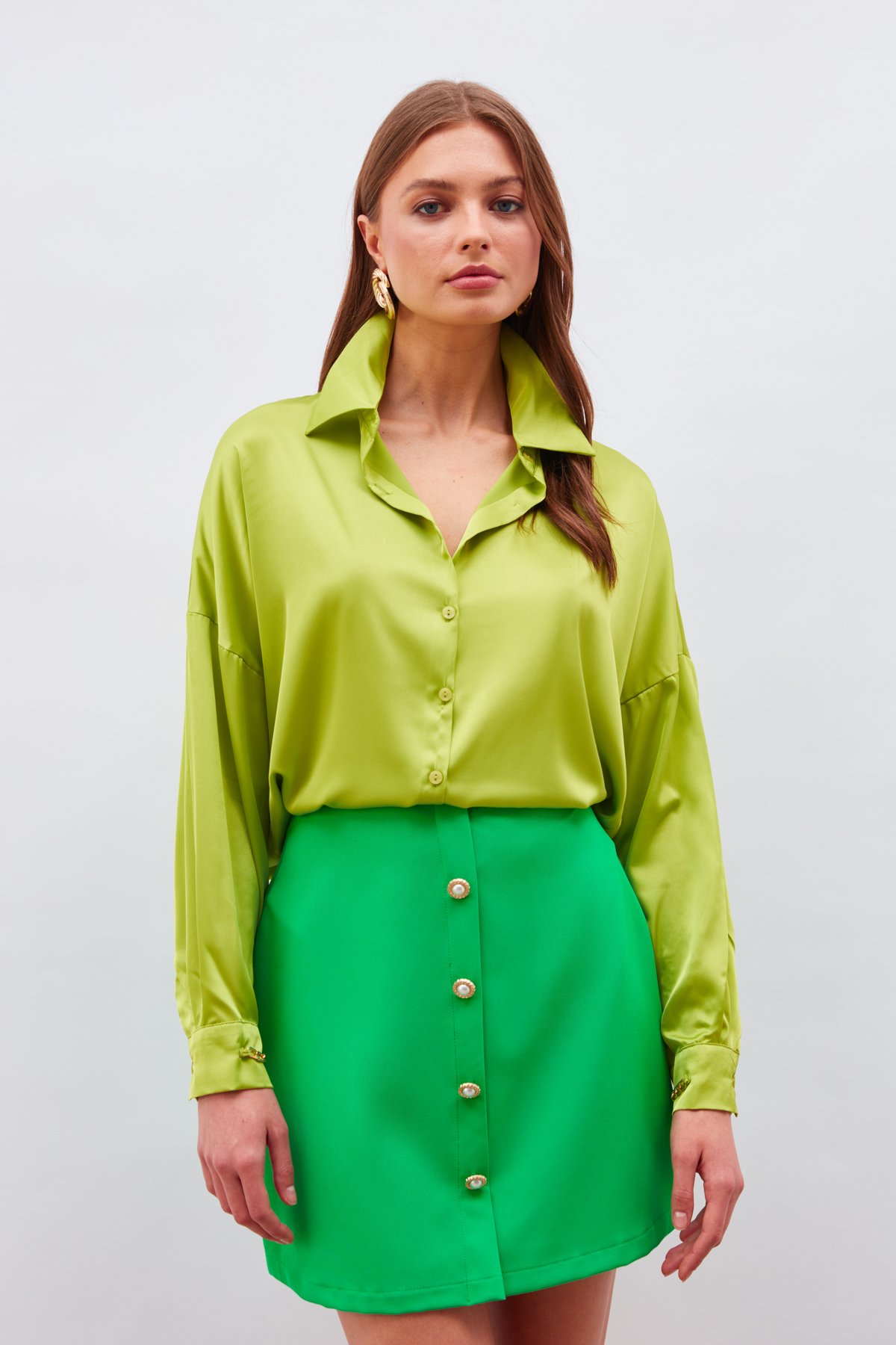 Manşetleri Zincir Aksesuarlı Saten Gömlek - YAĞ YEŞİLİ