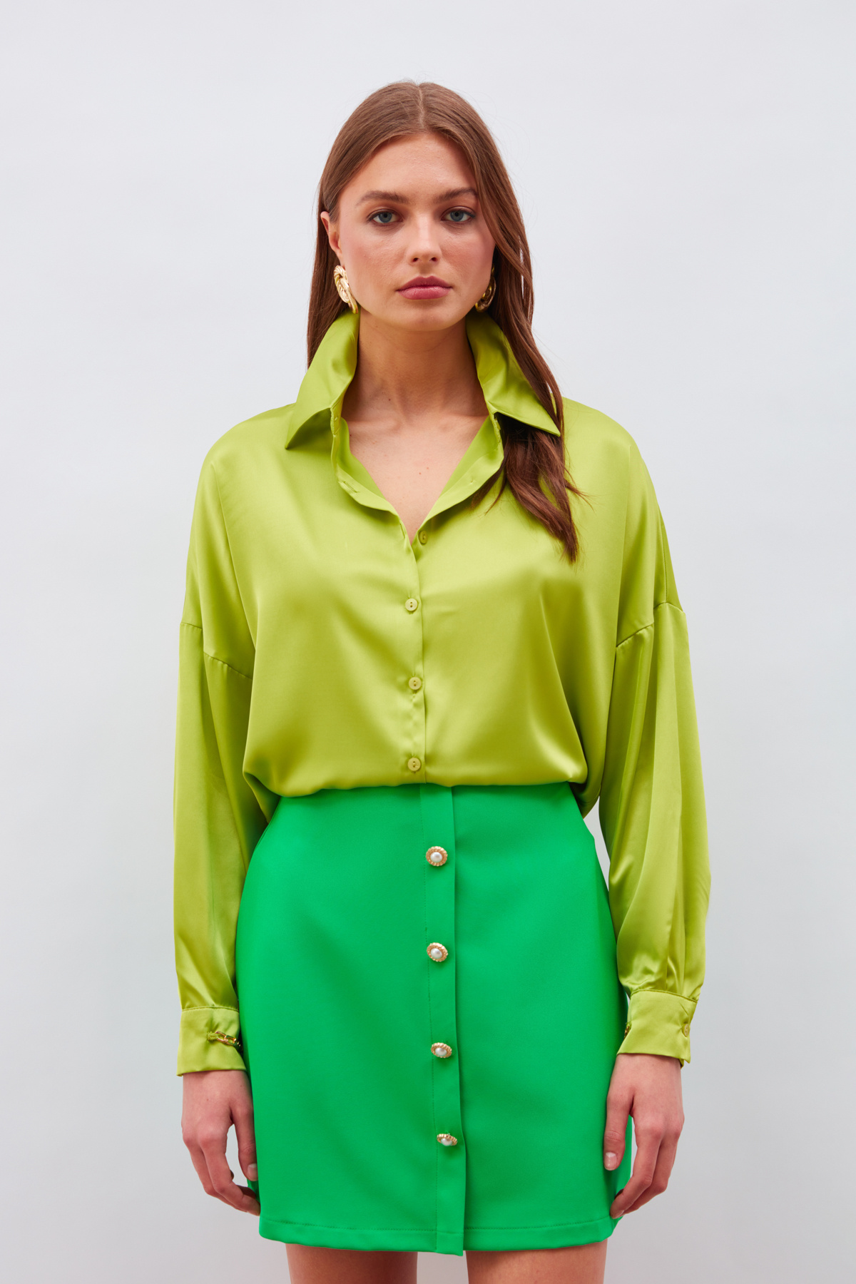 Manşetleri Zincir Aksesuarlı Saten Gömlek - YAĞ YEŞİLİ