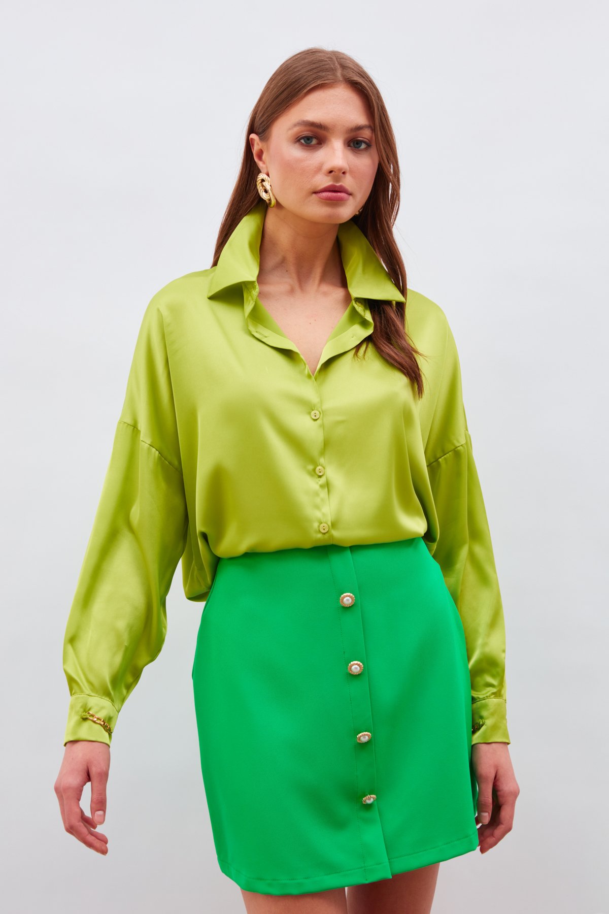 Manşetleri Zincir Aksesuarlı Saten Gömlek - YAĞ YEŞİLİ