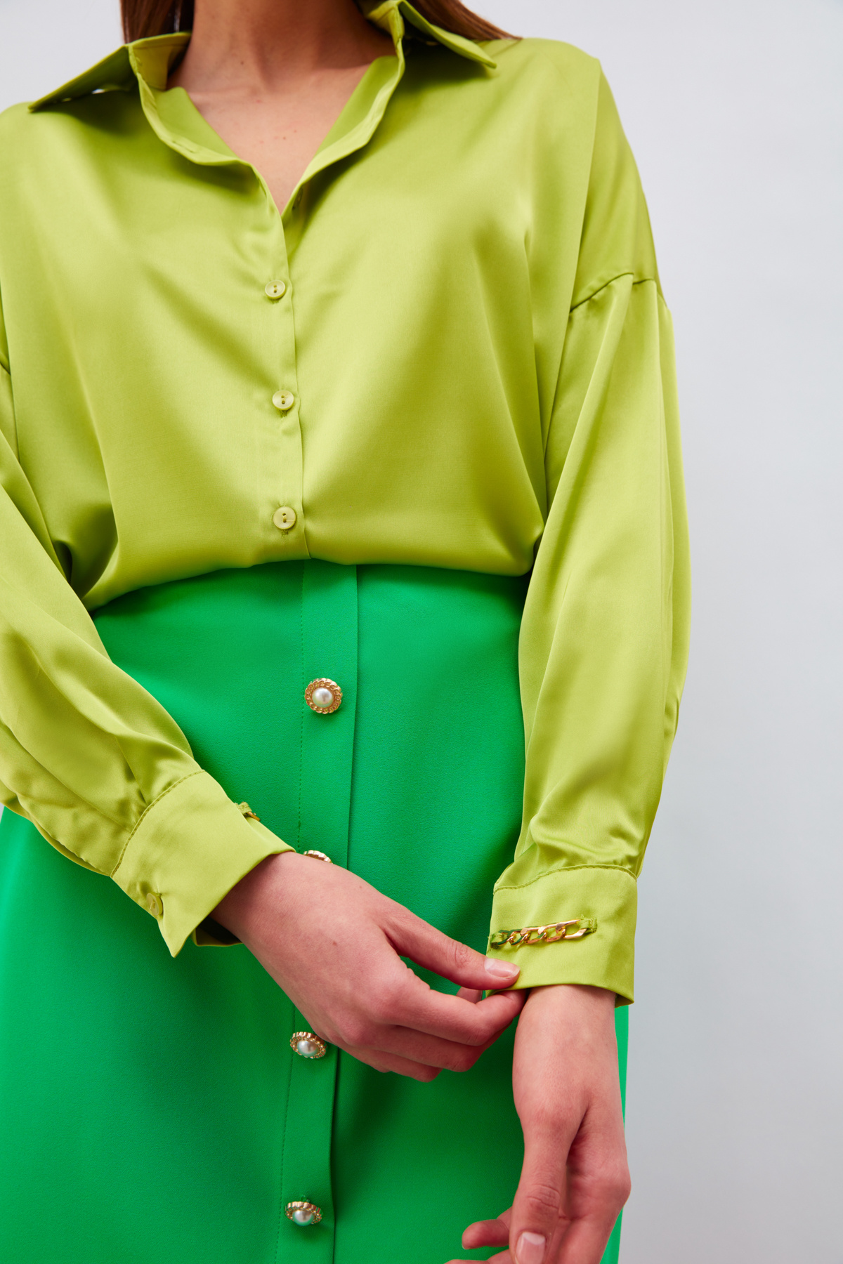 Manşetleri Zincir Aksesuarlı Saten Gömlek - YAĞ YEŞİLİ