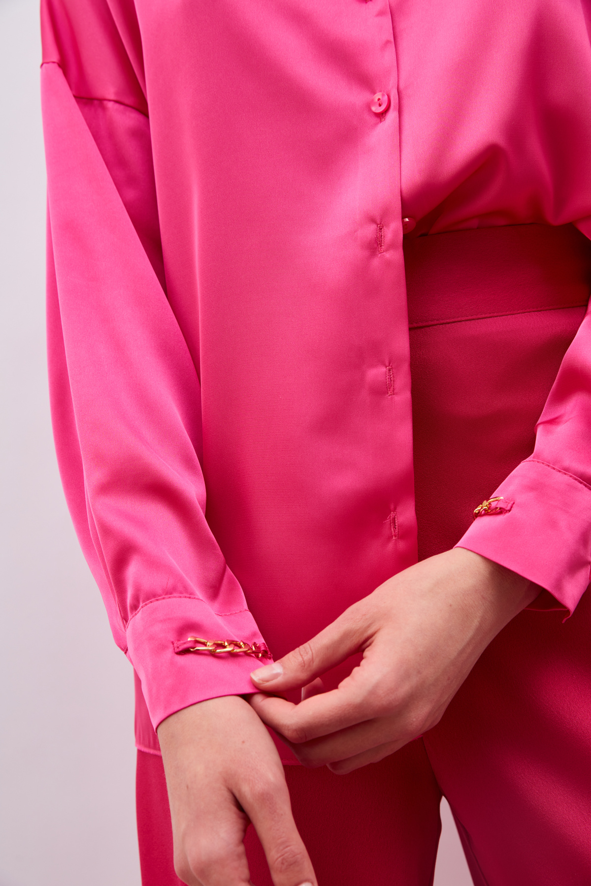 Manşetleri Zincir Aksesuarlı Saten Gömlek - FUŞYA