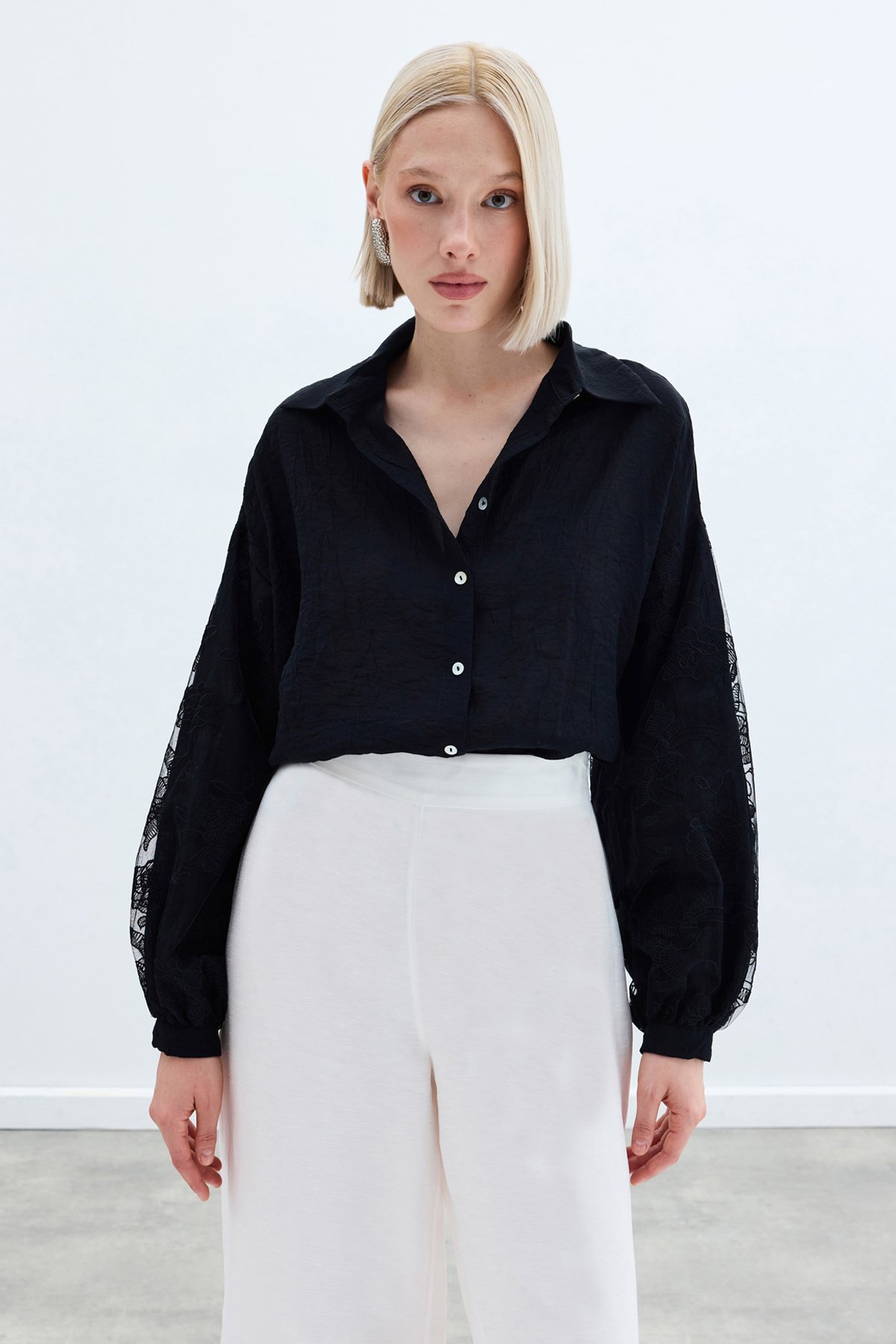 Nakış Detaylı Kraşlı Gömlek - Siyah