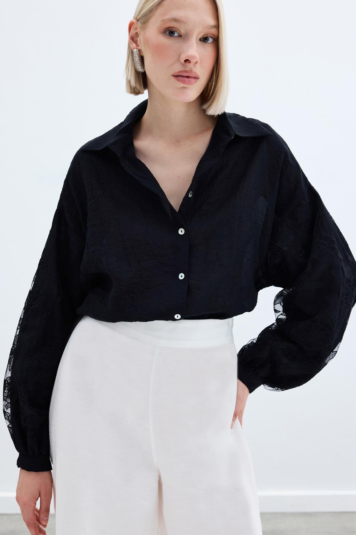 Nakış Detaylı Kraşlı Gömlek - Siyah
