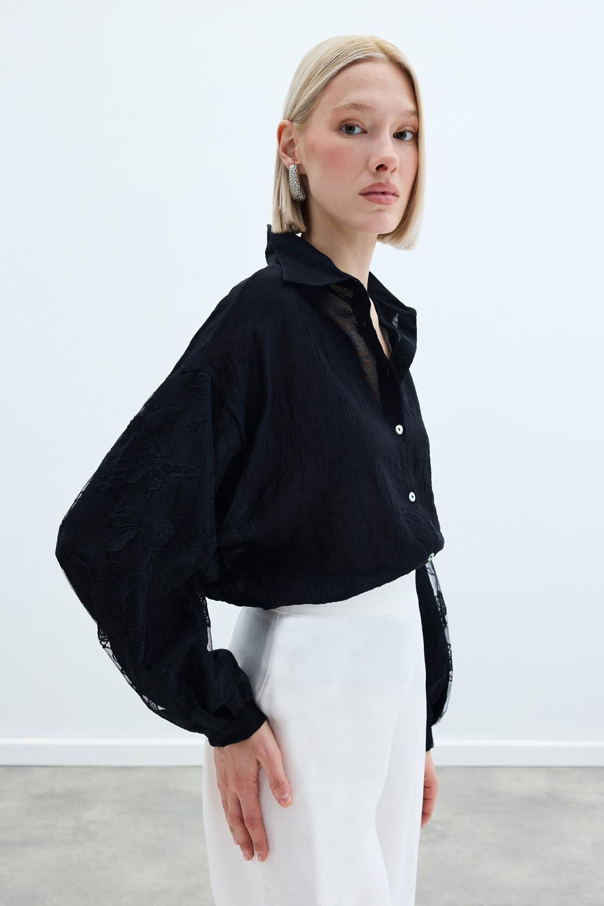 Nakış Detaylı Kraşlı Gömlek - Siyah