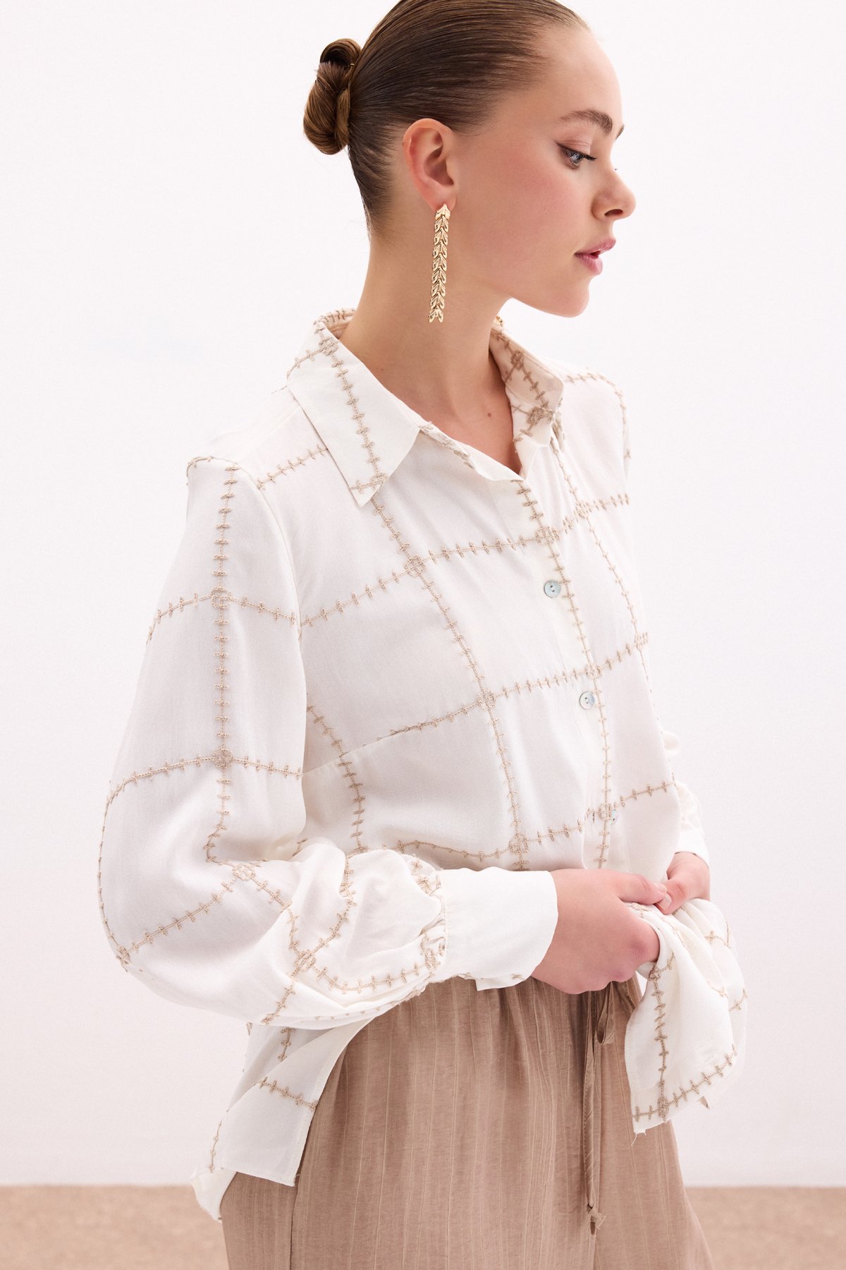 Nakış Detaylı Viskon Gömlek - Bej