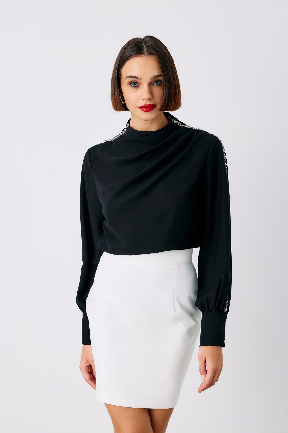 Omuz Aksesuarlı Bluz - SİYAH