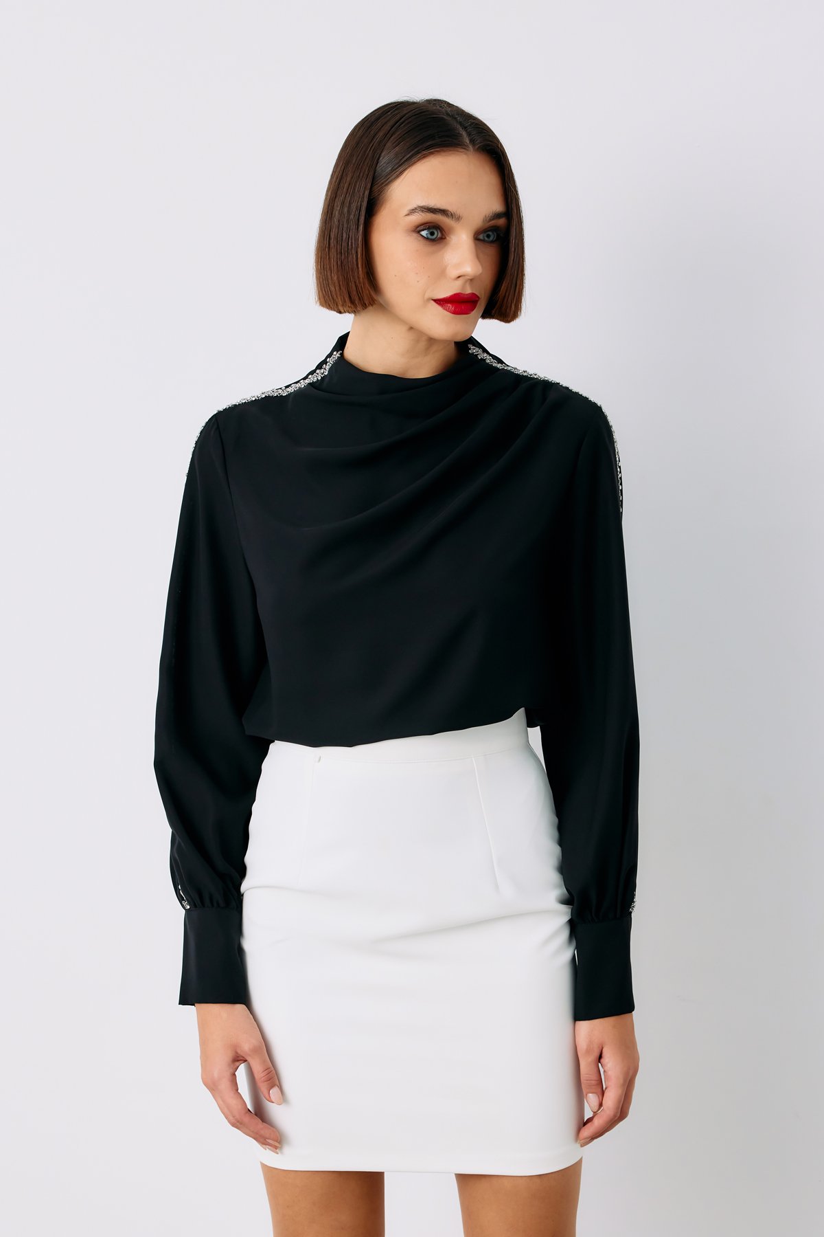 Omuz Aksesuarlı Bluz - SİYAH