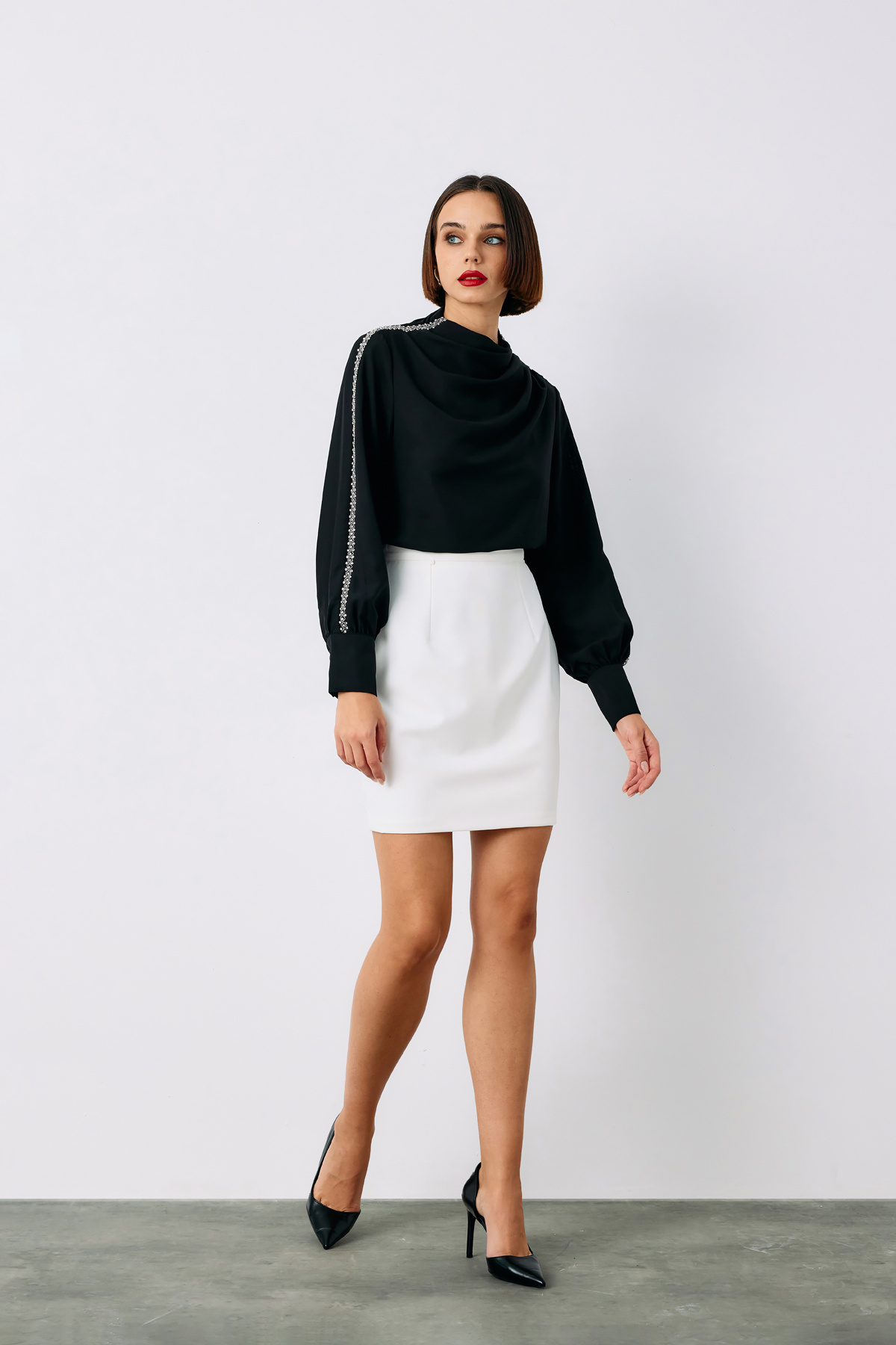 Omuz Aksesuarlı Bluz - SİYAH