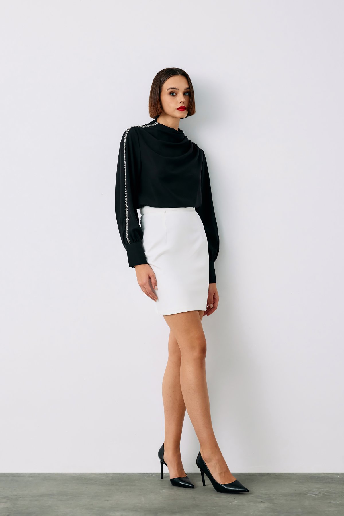 Omuz Aksesuarlı Bluz - SİYAH