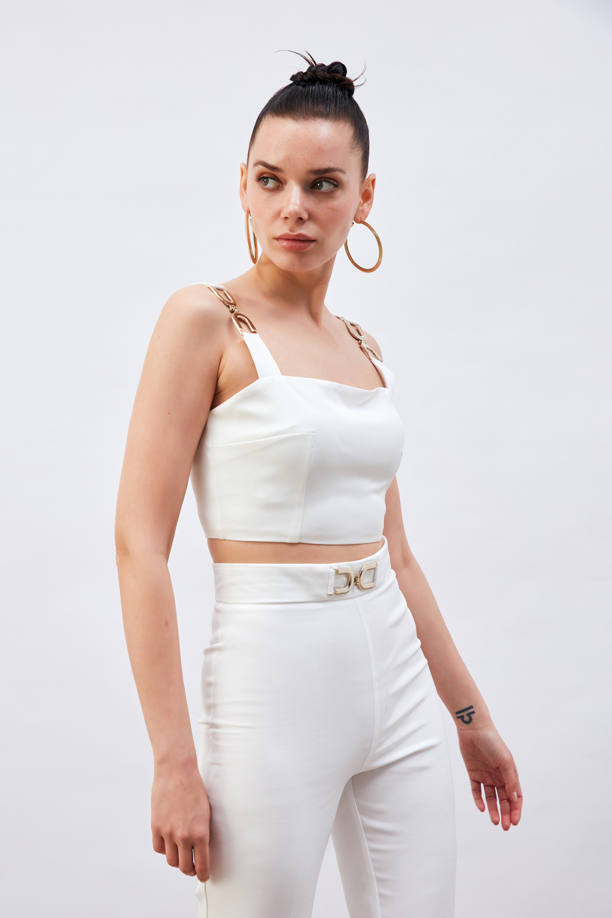 Omuz Aksesuarlı Crop Bluz - EKRU