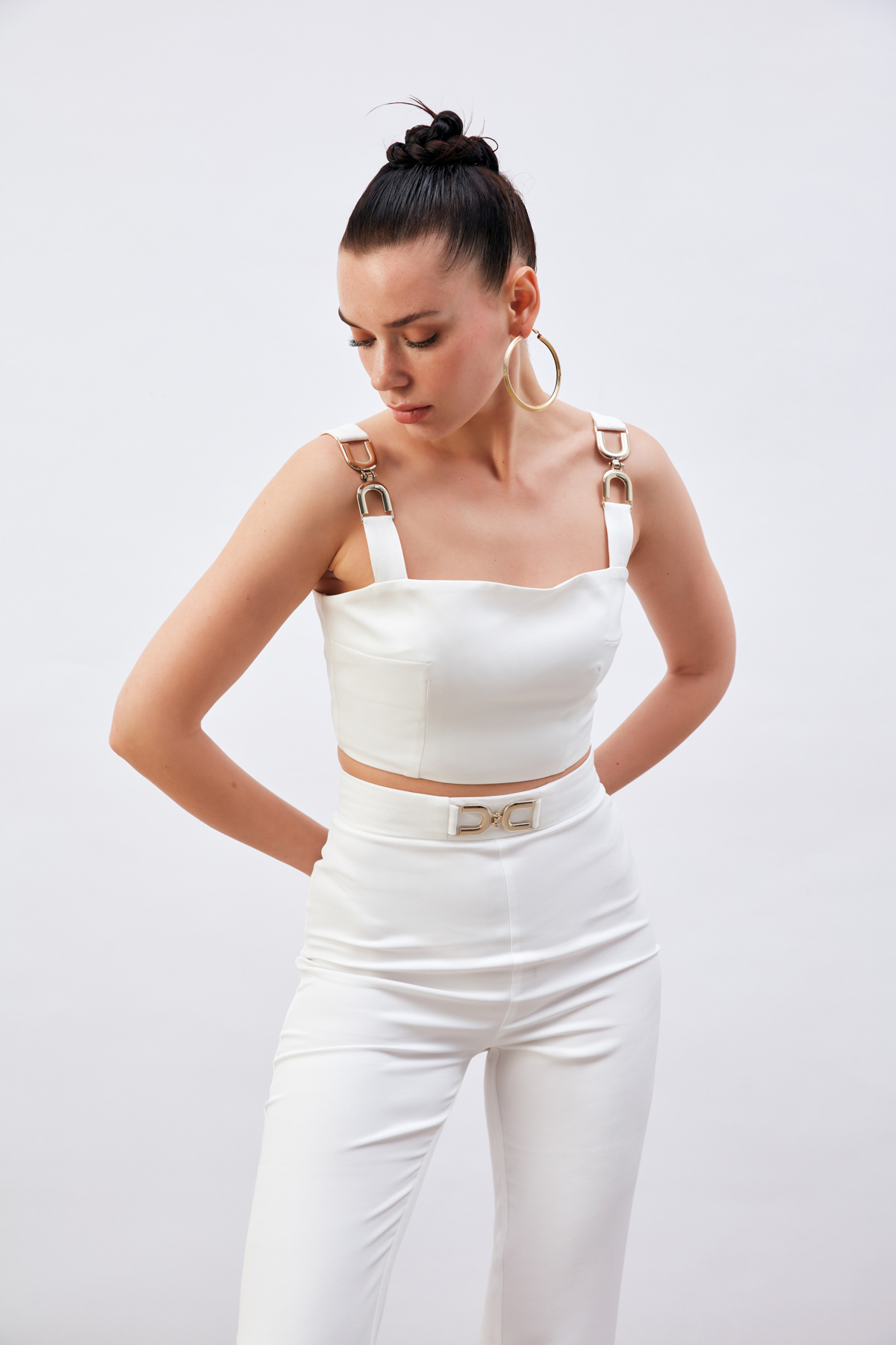 Omuz Aksesuarlı Crop Bluz - EKRU