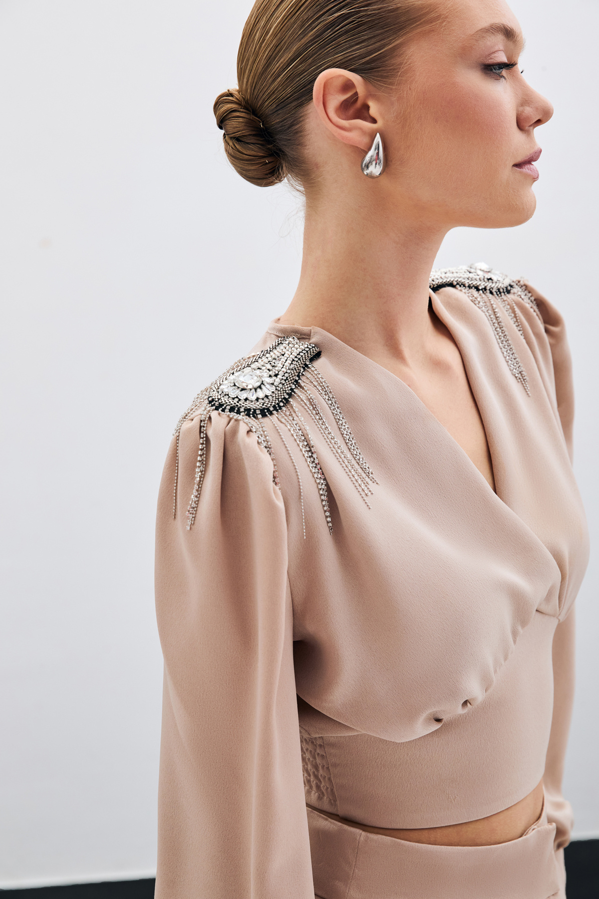 Omuz Aksesuarlı Kısa Bluz - Bej