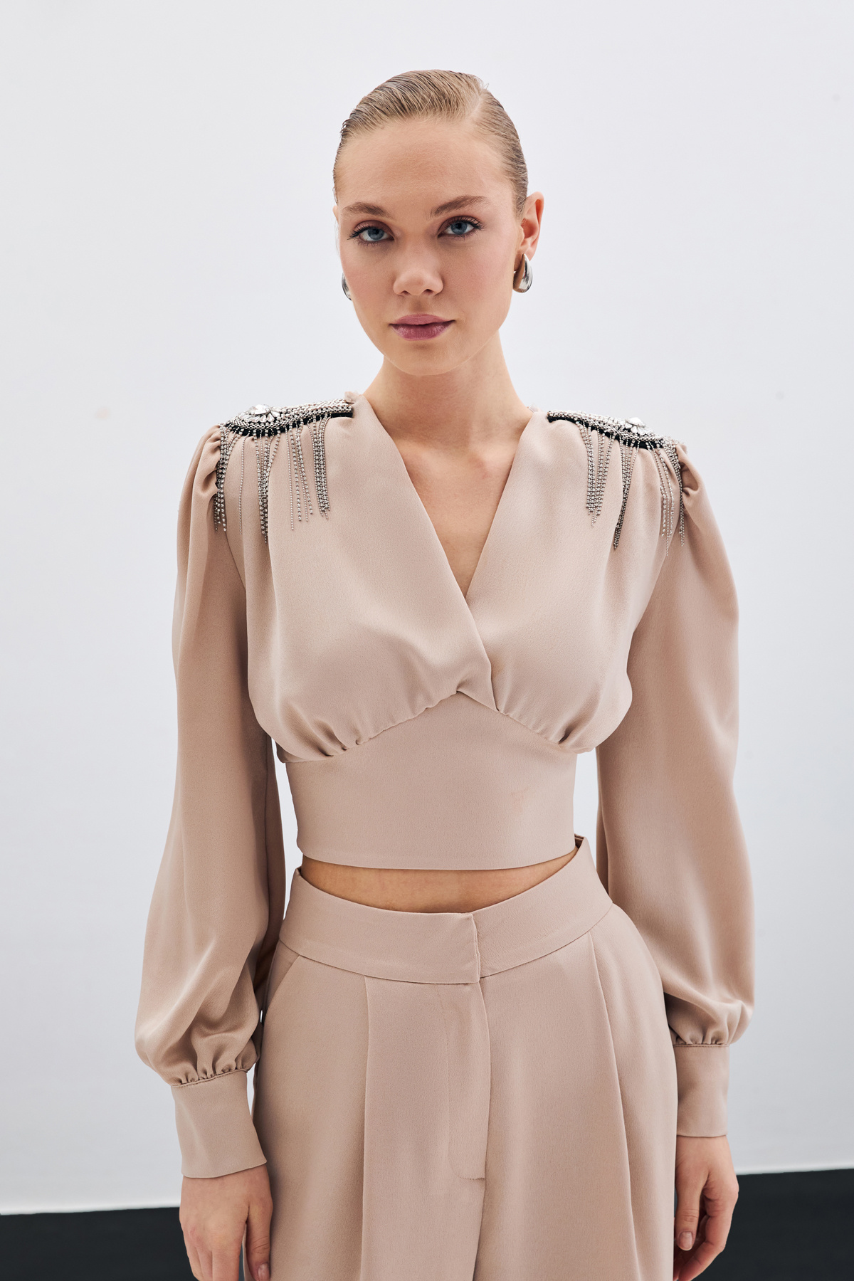 Omuz Aksesuarlı Kısa Bluz - Bej