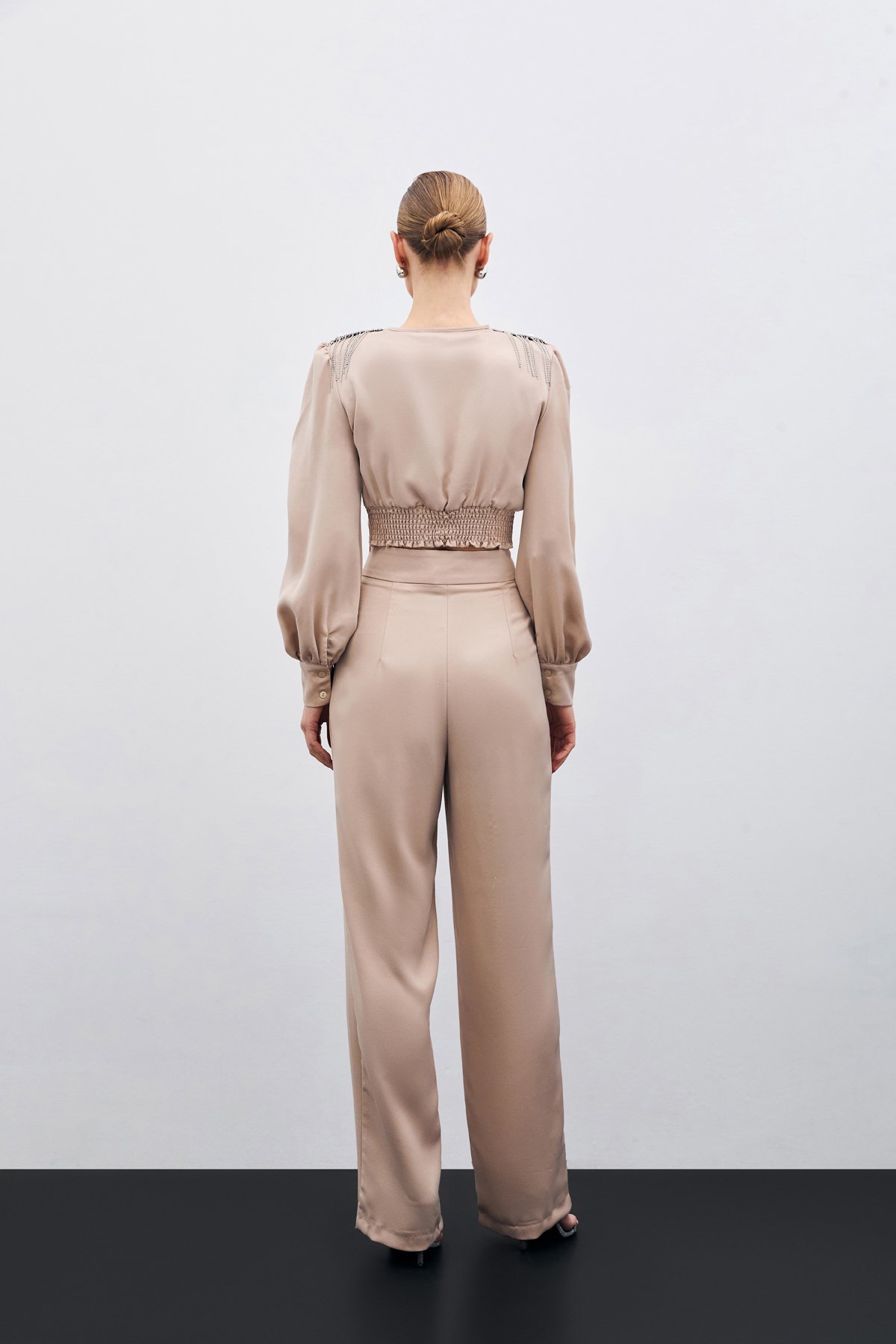 Omuz Aksesuarlı Kısa Bluz - Bej