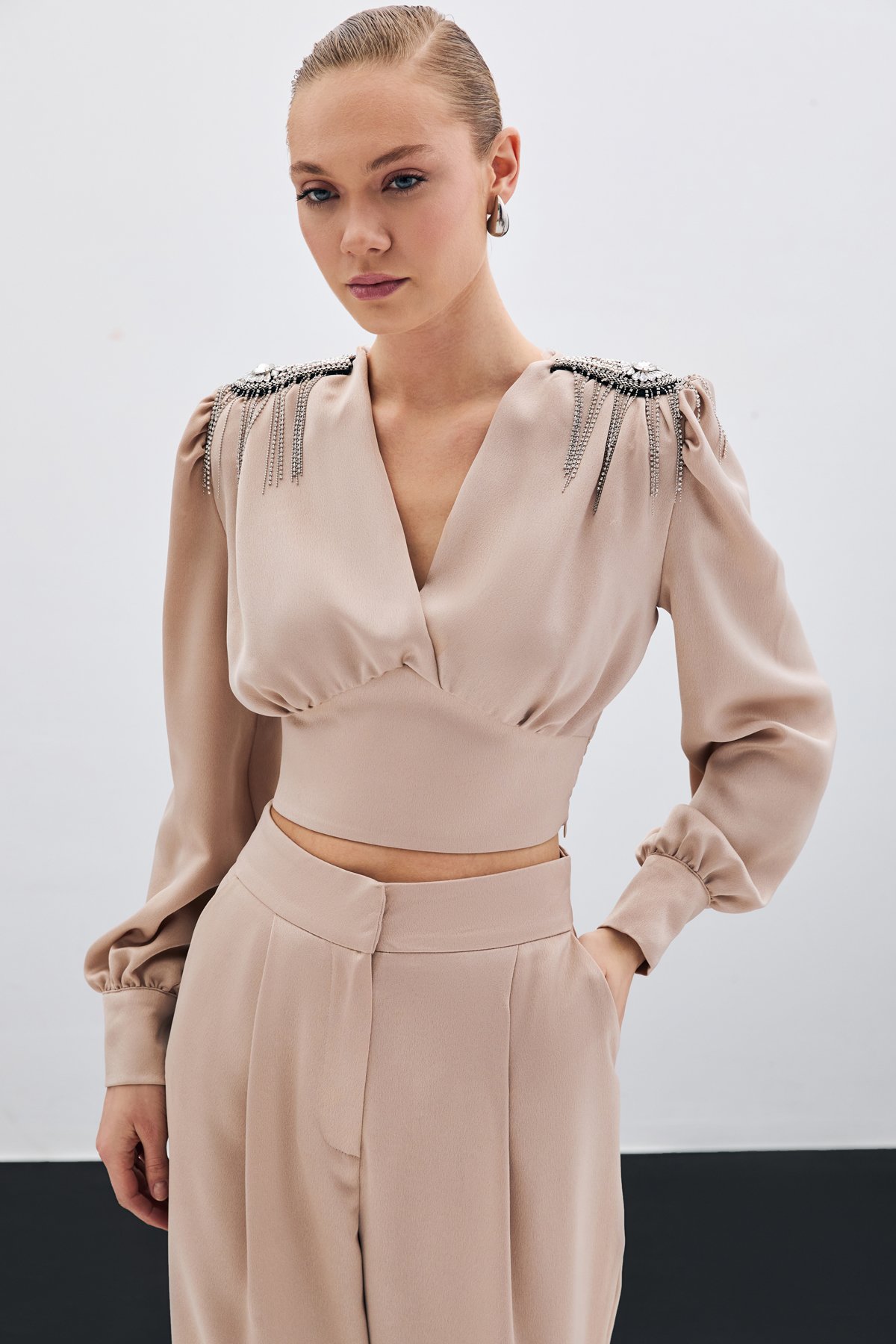 Omuz Aksesuarlı Kısa Bluz - Bej