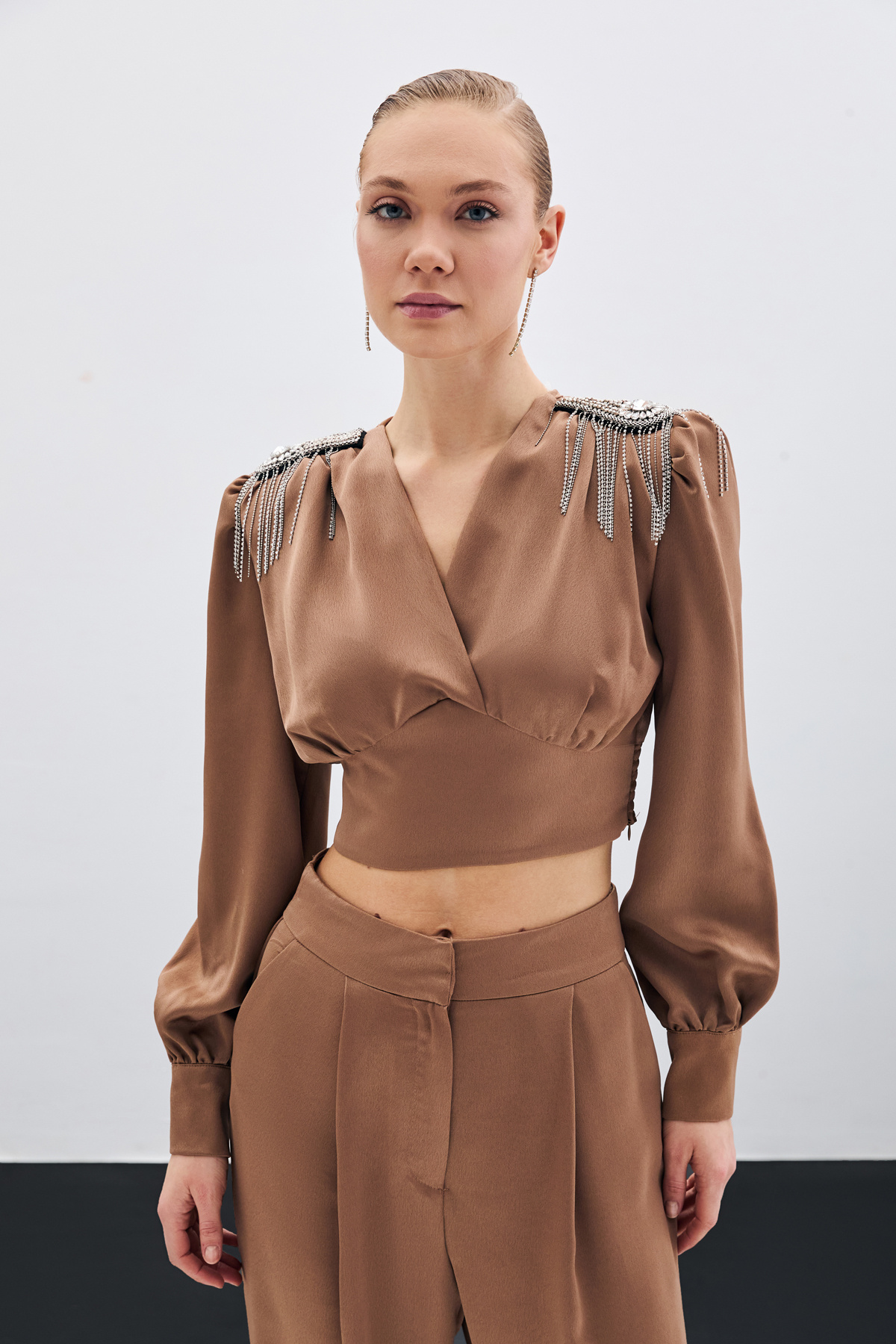 Omuz Aksesuarlı Kısa Bluz - Camel